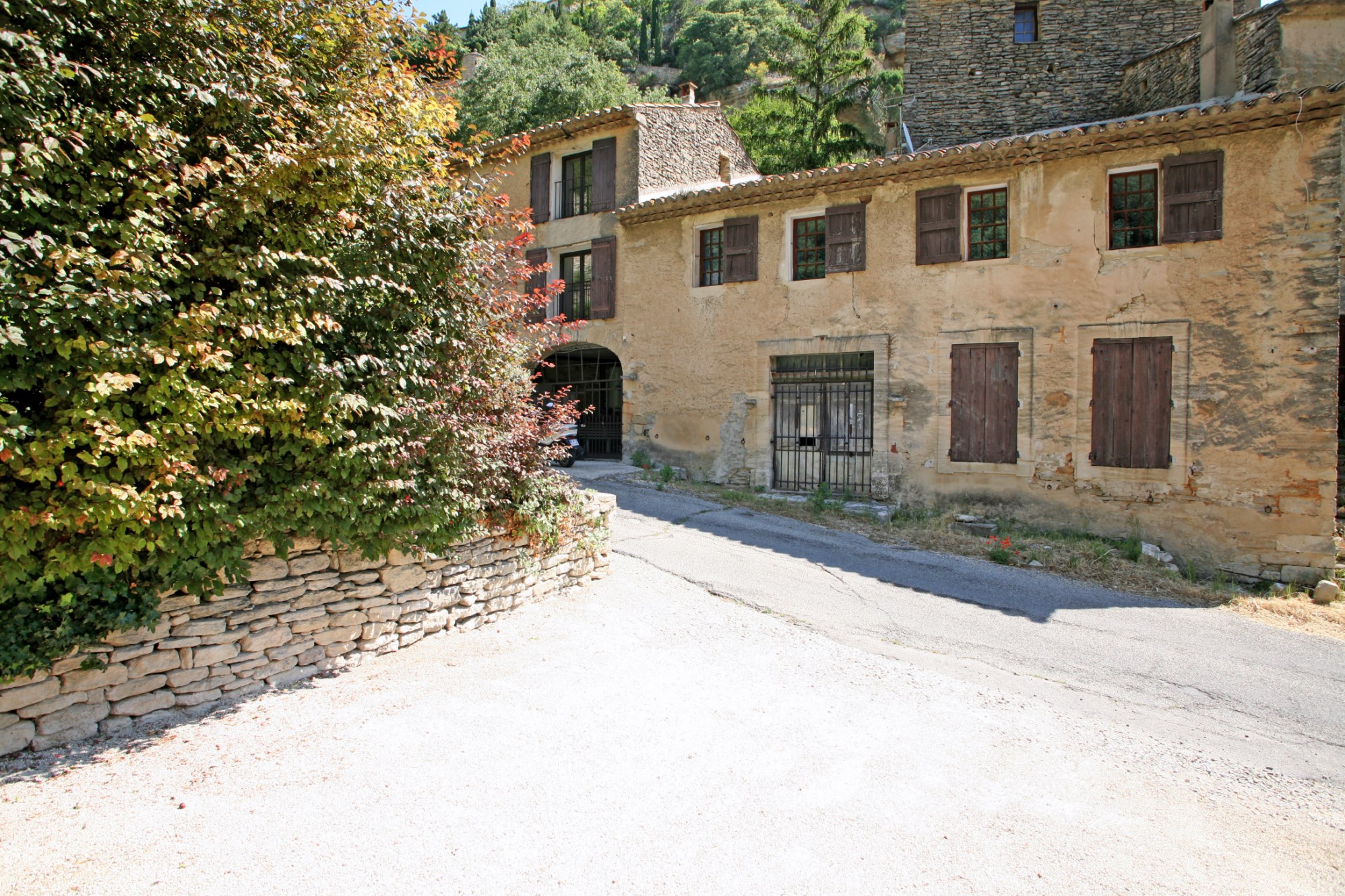 A vendre, en Luberon, à Gordes,  jolie maison du XVIIIème siècle, un pied à terre idéal  