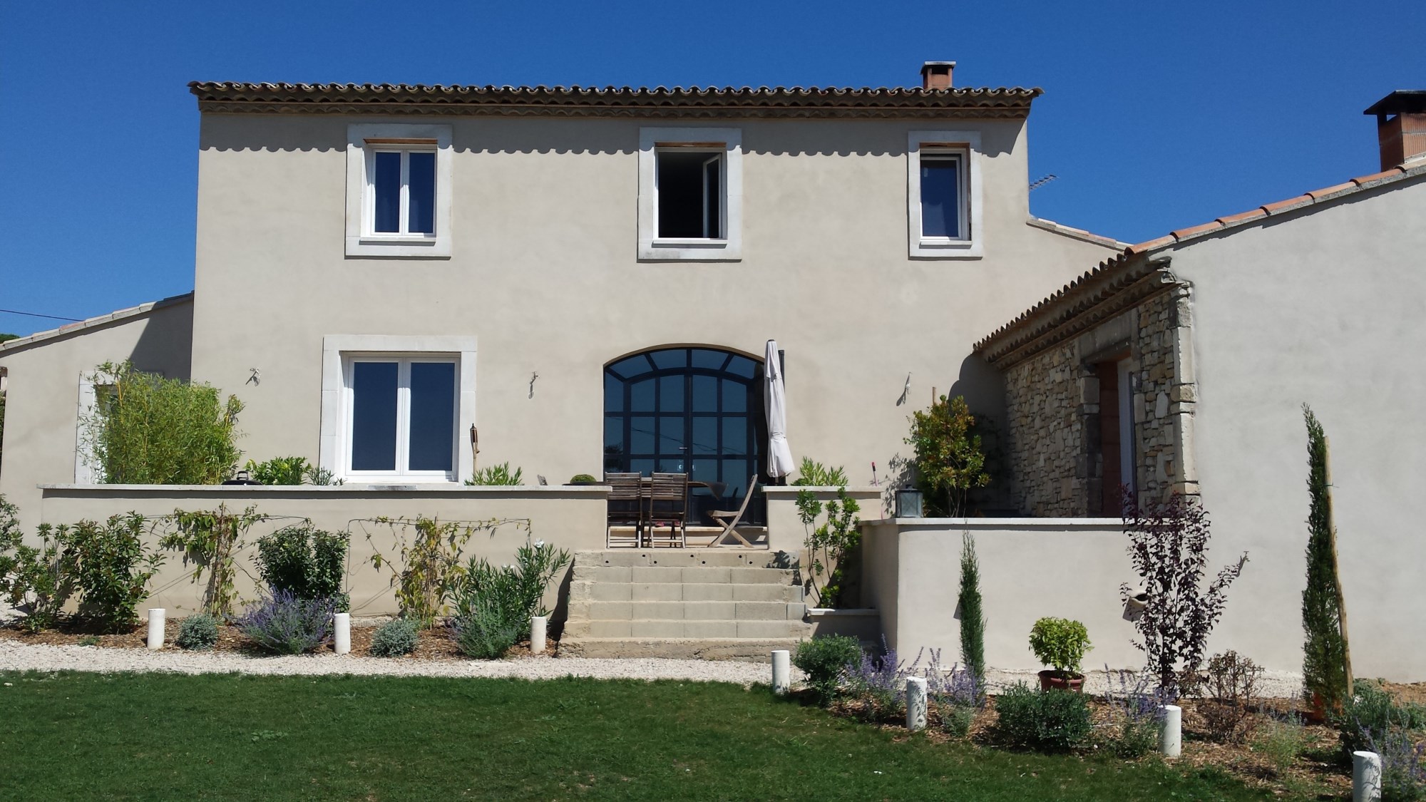 A vendre aux abords d'un beau village perché du Luberon,  maison neuve avec jardin plein sud,  intérieur moderne et lumineux 