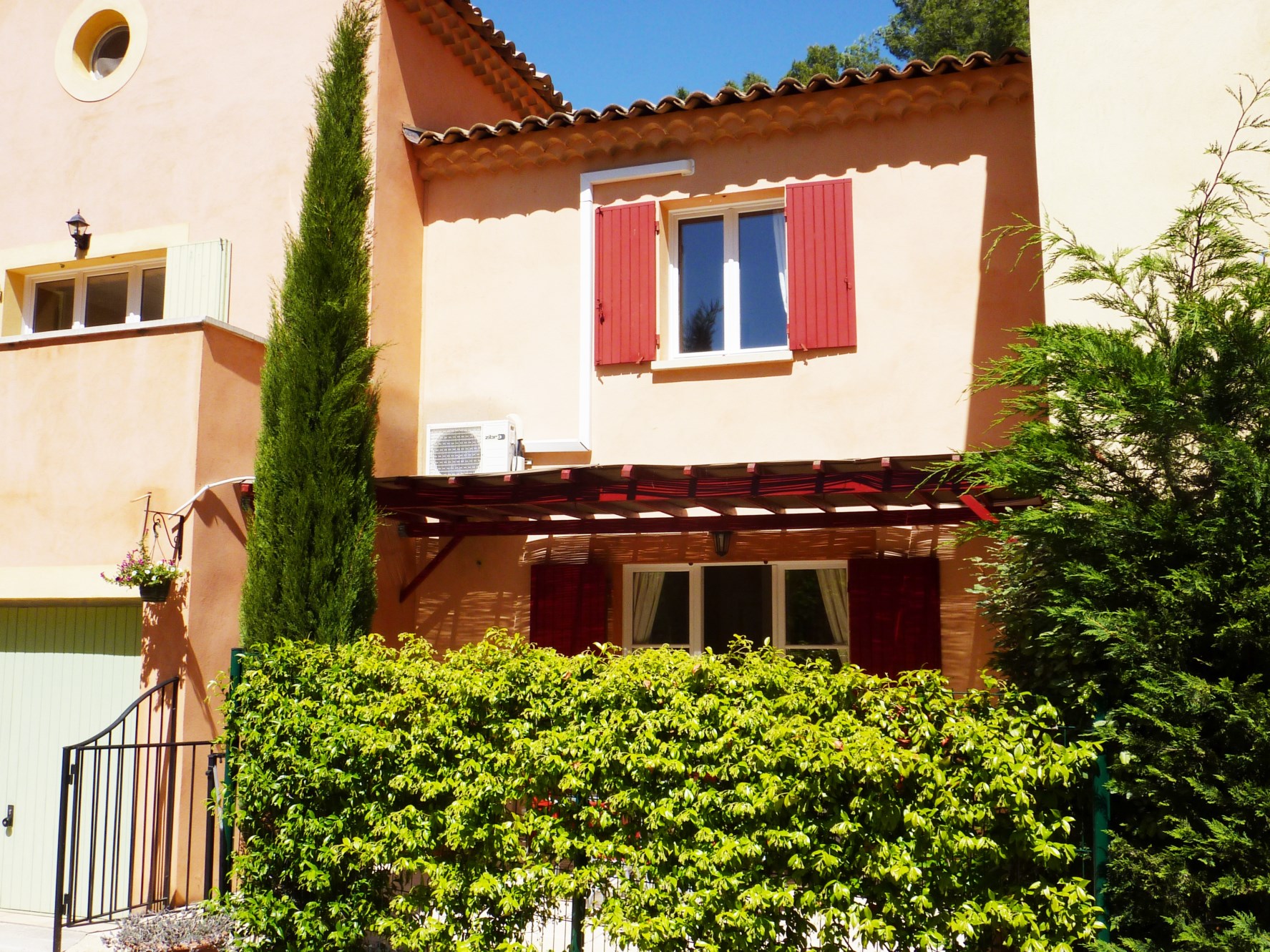 En Luberon, maison charmante avec terrasse couverte et garage dans petite copropriété  