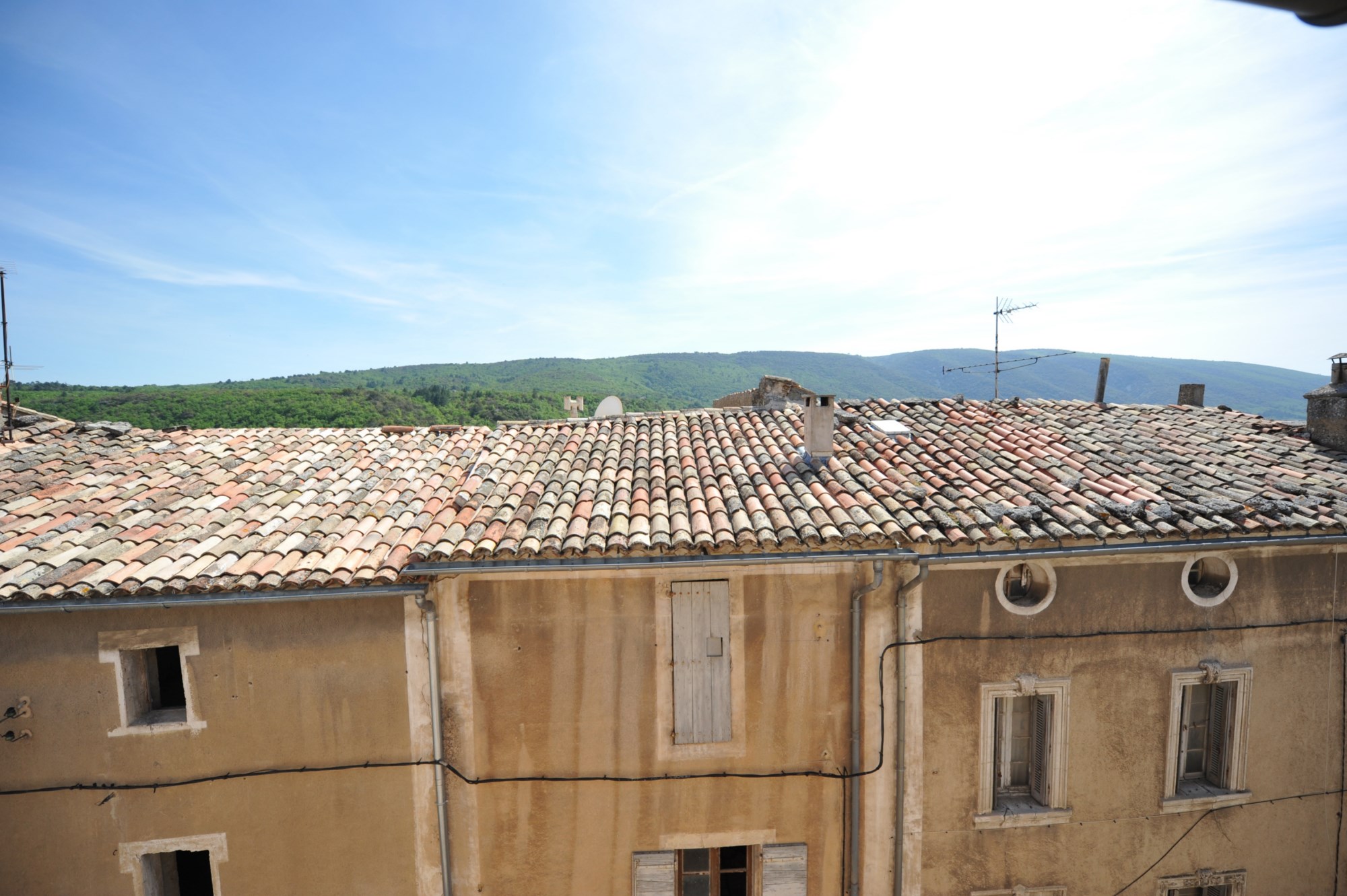 Au coeur de l'un des plus prestigieux villages perchés du Luberon, maison de village rénovée à vendre. Idéal pour créer un emplacement commercial  