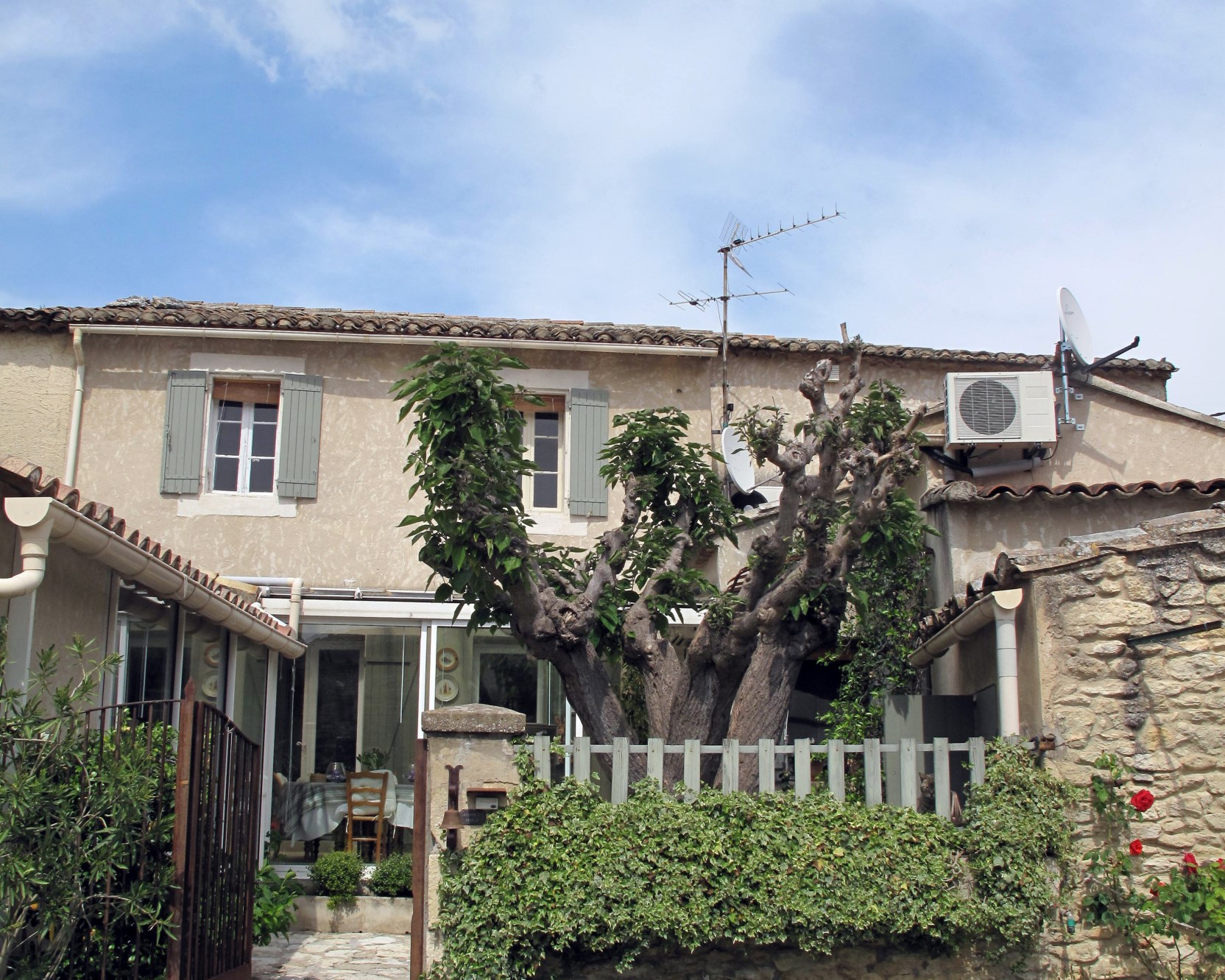 A vendre à Gordes,  maison de hameau en pierres, rénovée,  avec cour, jardin et garage 