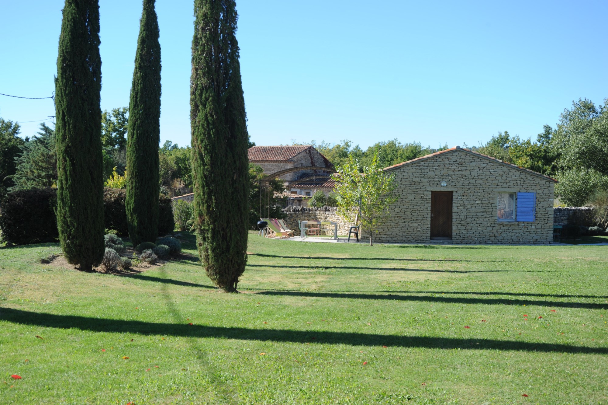 A vendre, à quelques minutes des plus beaux villages du Luberon,  maison en pierres de plain pied d'environ 115 m² divisé en 2 appartements  
