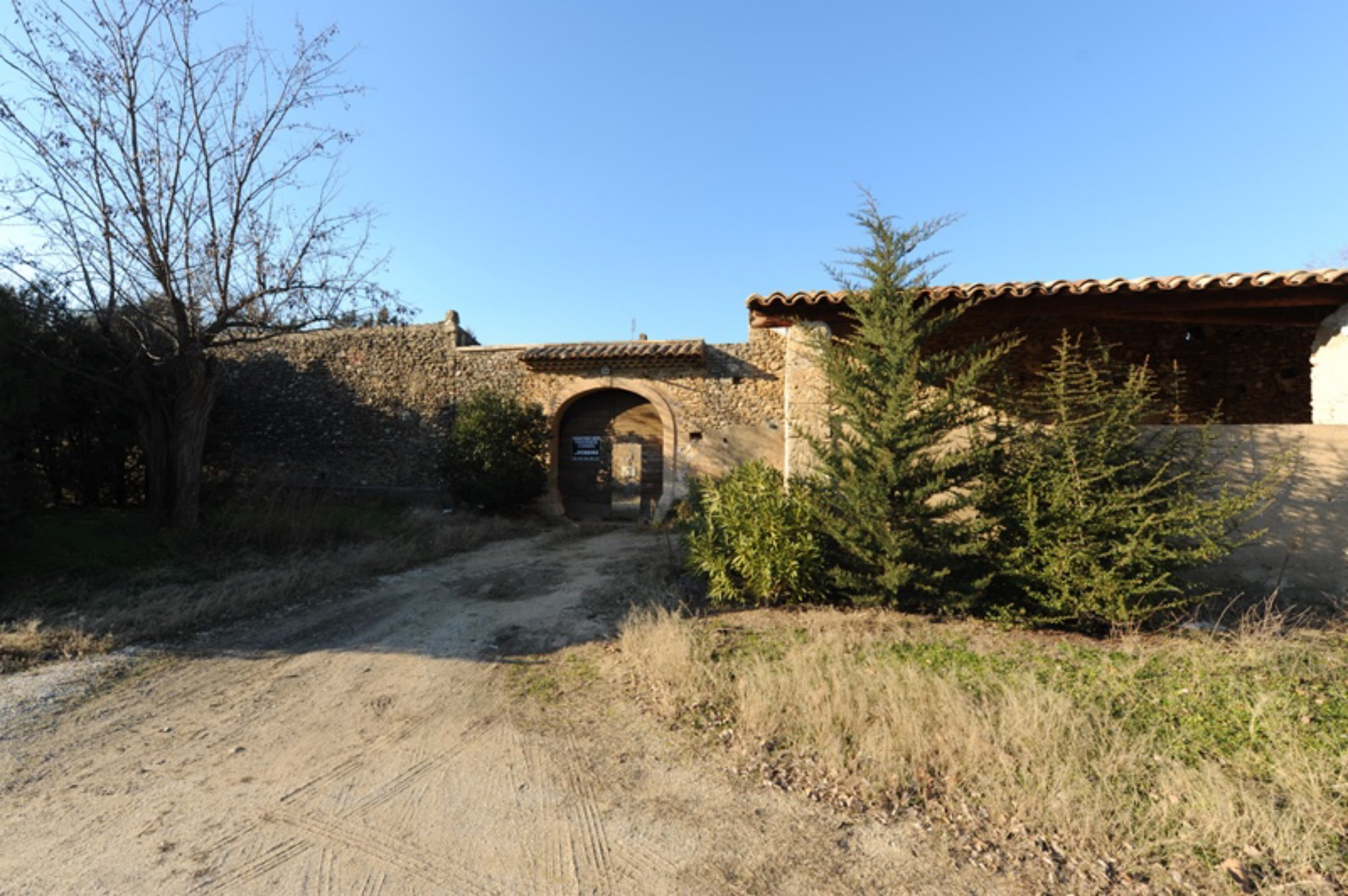 Luberon, à vendre,  propriété du XIXème siècle, partiellement restaurée,   sur parc d'un hectare 