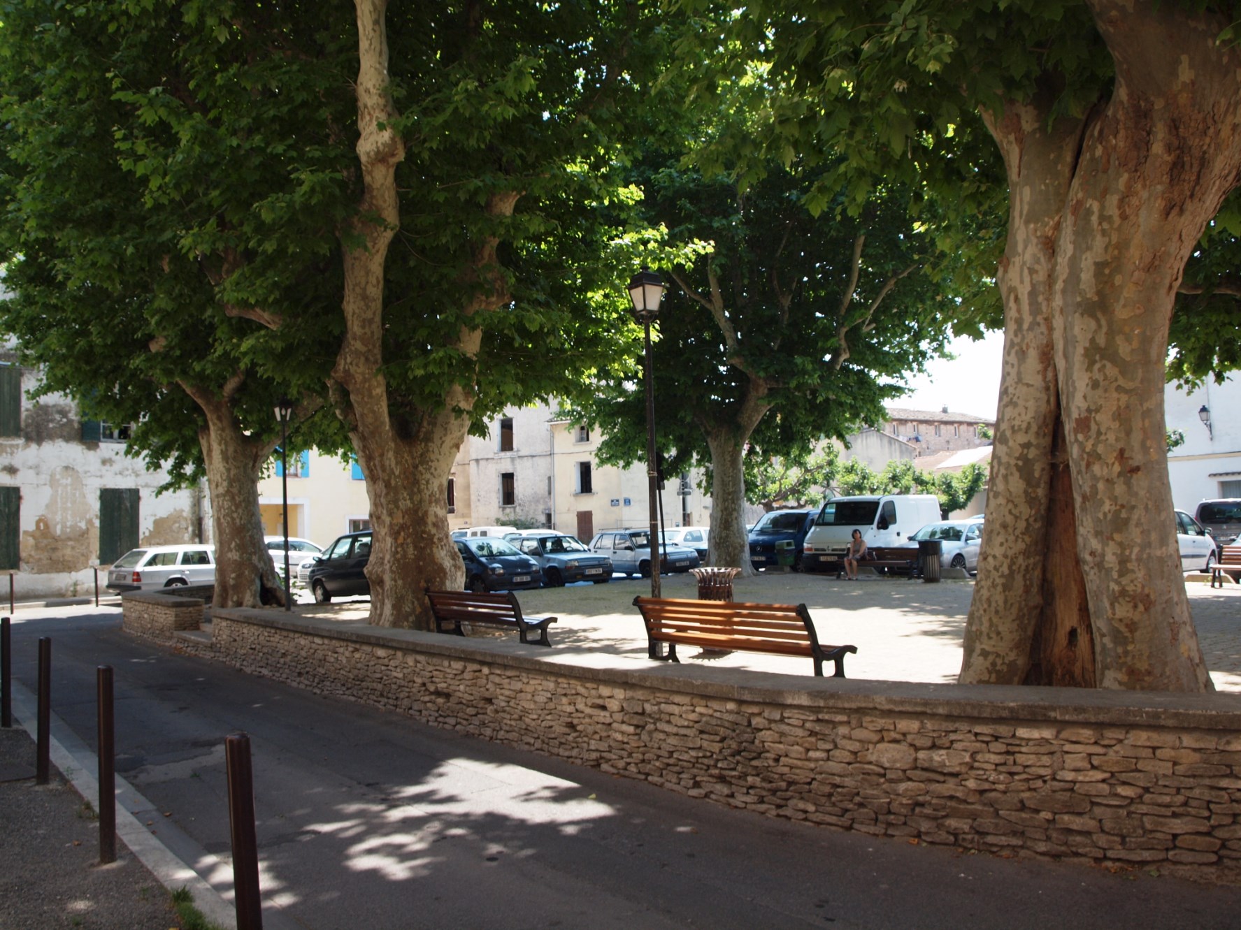 A vendre,  dans l'Isle sur Sorgue, maison avec patio, idéale pour profession libérale 