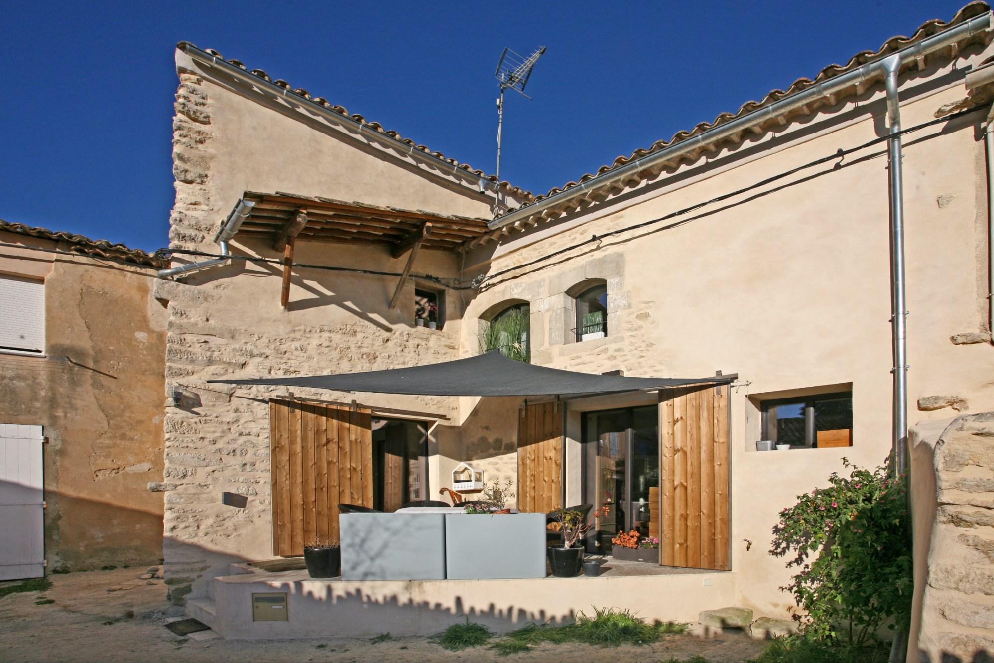Luberon, proche d'un village avec tous commerces, maison de hameau avec terrasse   