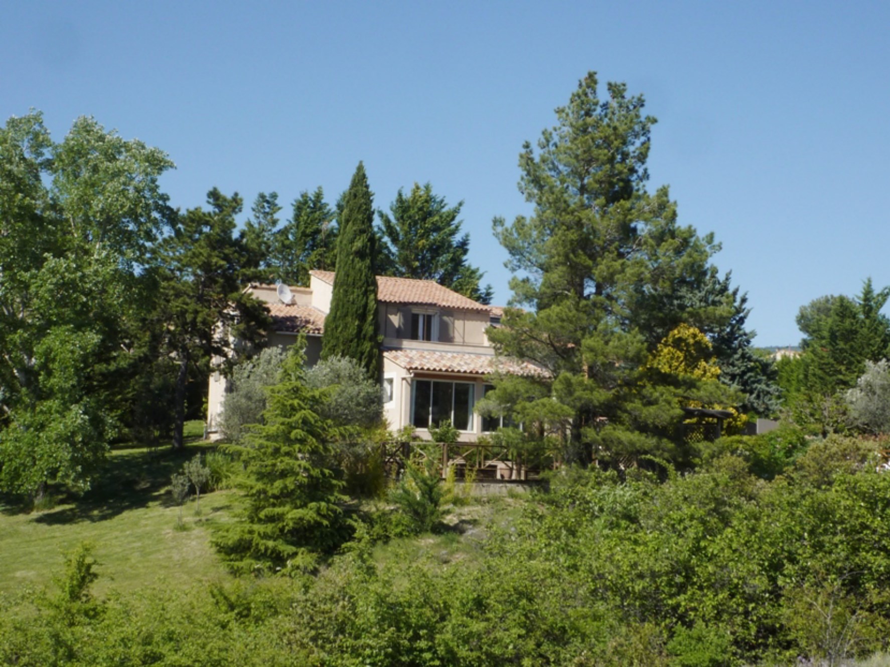 A quelques kilomètres de Gordes et de Roussillon, en position dominante, belle villa à vendre, avec jardin, piscine et vue  