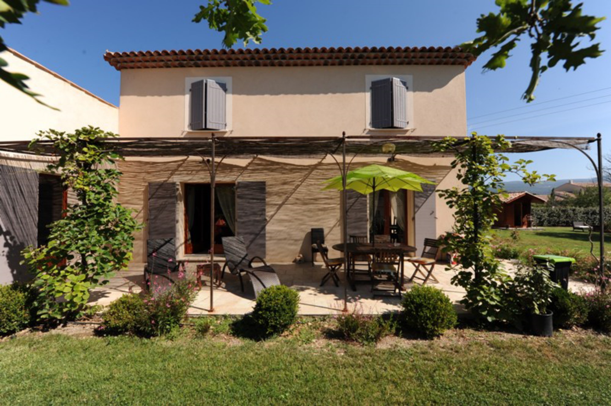 A vendre,  près d'un beau village perché, villa contemporaine avec volumes et luminosité,  jardin paysager et piscine 