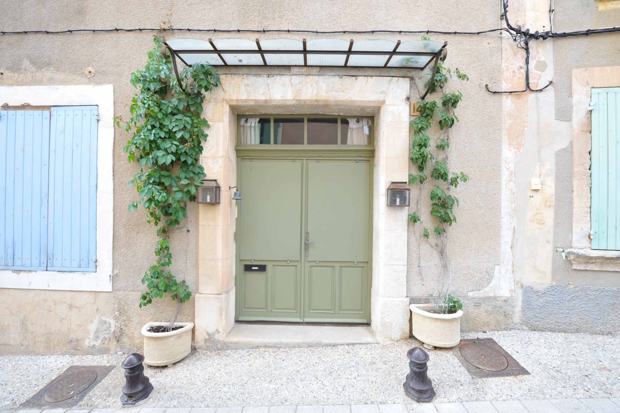 A vendre,   très belle rénovation pour cette maison en pierres, avec terrasse tropézienne, face au Luberon en Provence  