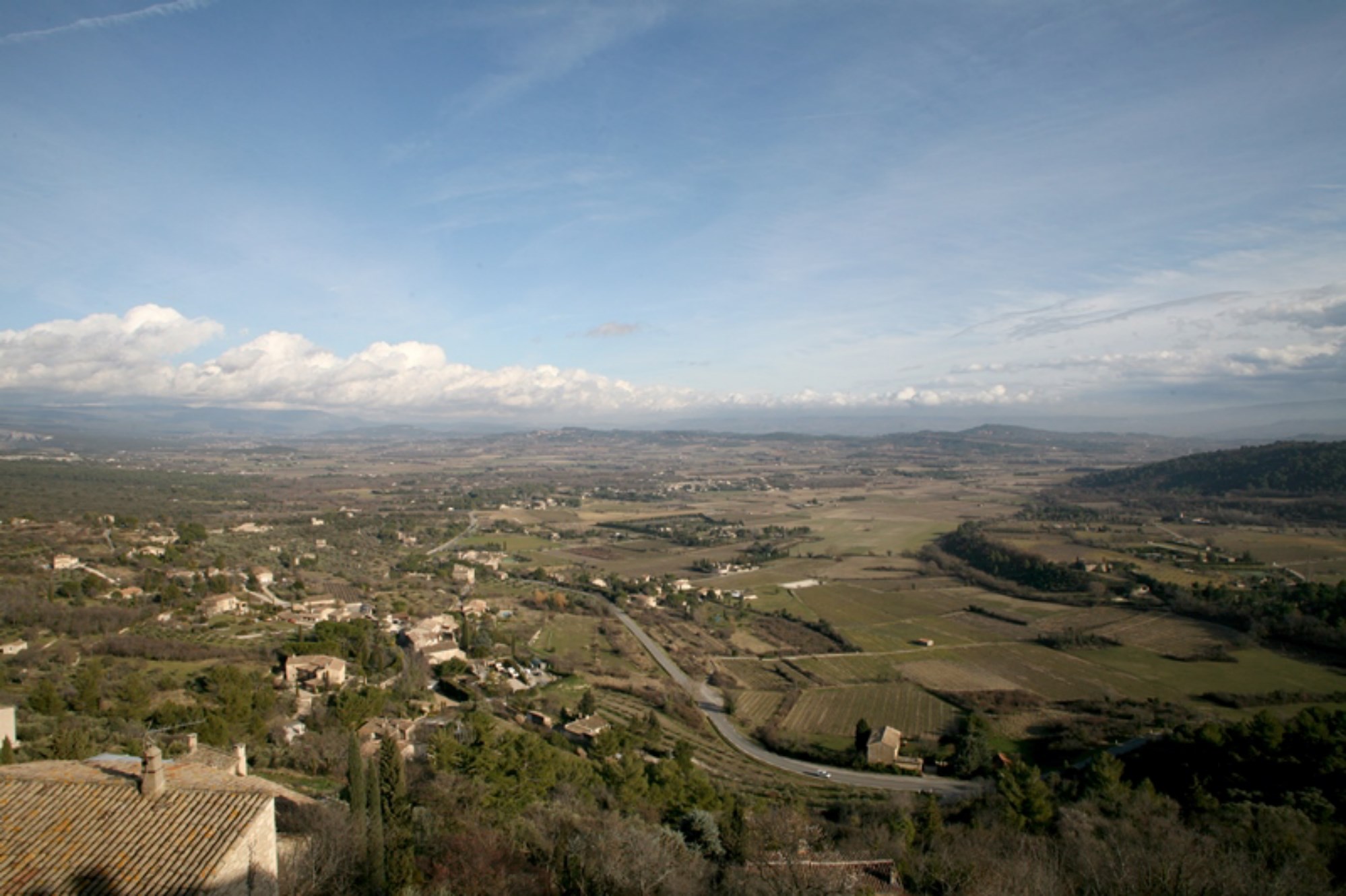 A vendre, à Gordes,  très belle maison de village avec terrasse et vue possibilité commerce 