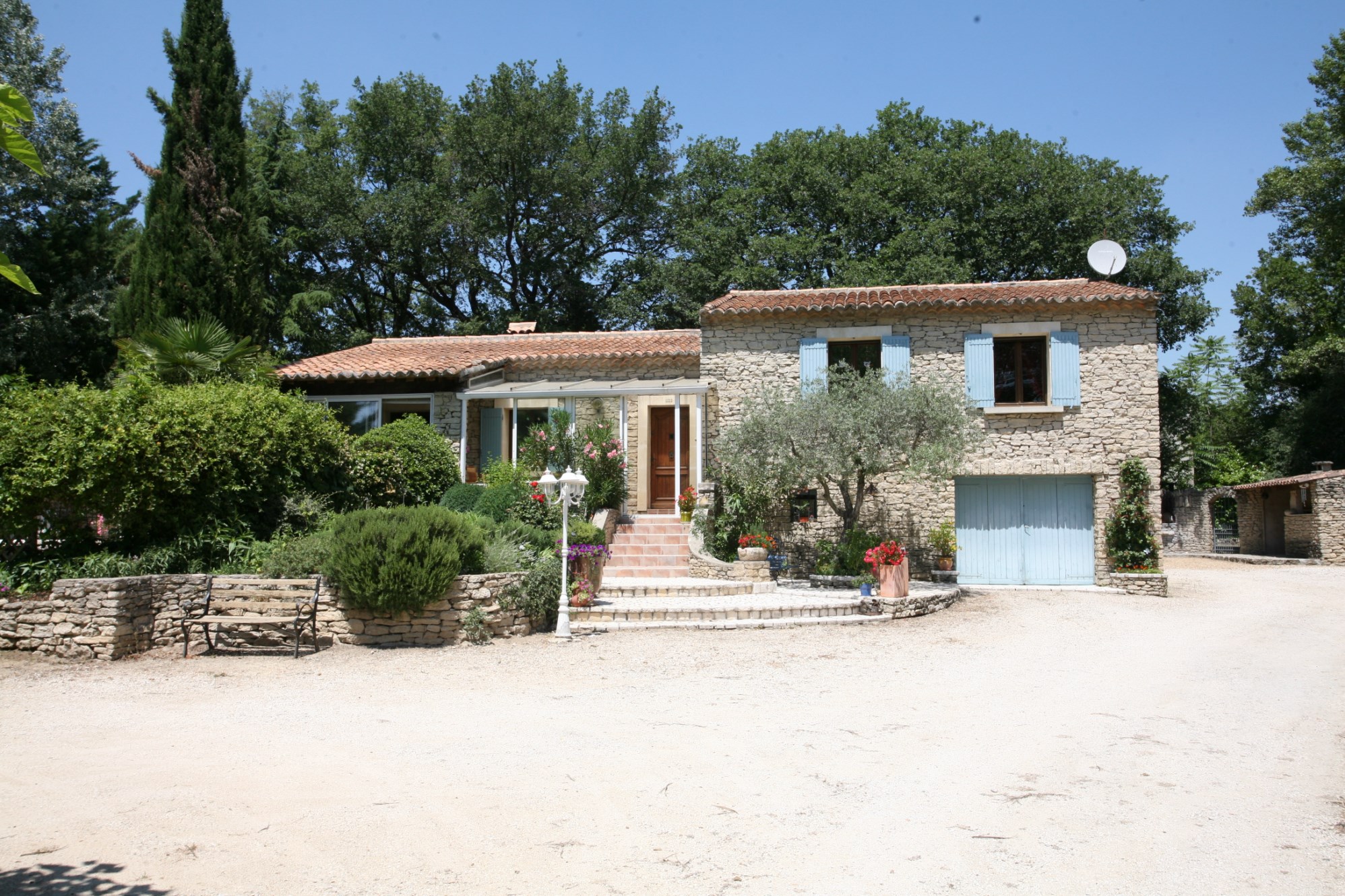 En Luberon, en vente,   en bordure d'un hameau, proche d'un village renommé du Luberon, maison récente avec jardin et piscine