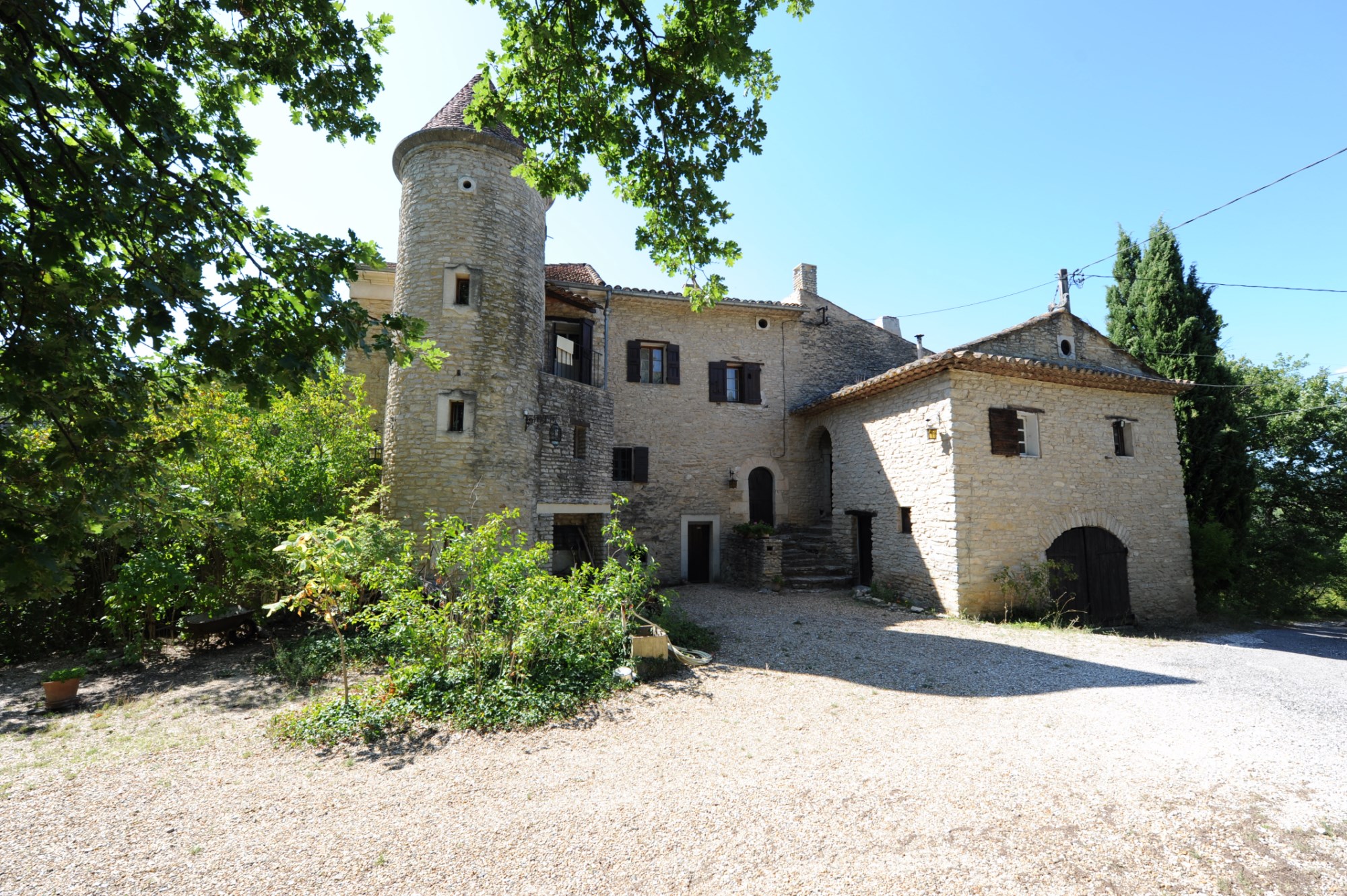 Ferme ancienne fortifiée à restaurer à vendre dans le Luberon