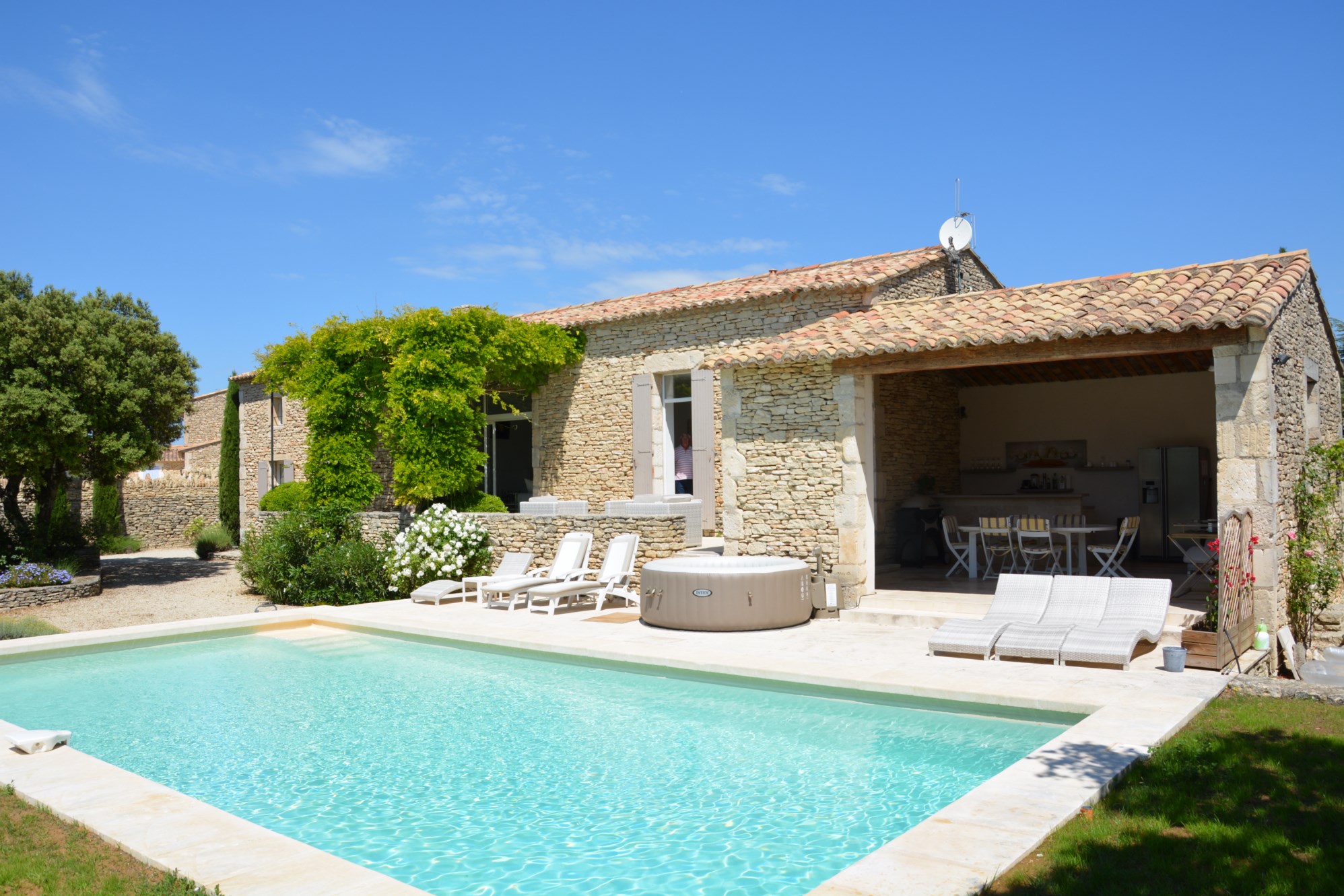 En Luberon, propriété de charme à vendre avec piscine et vue sur la vallée  