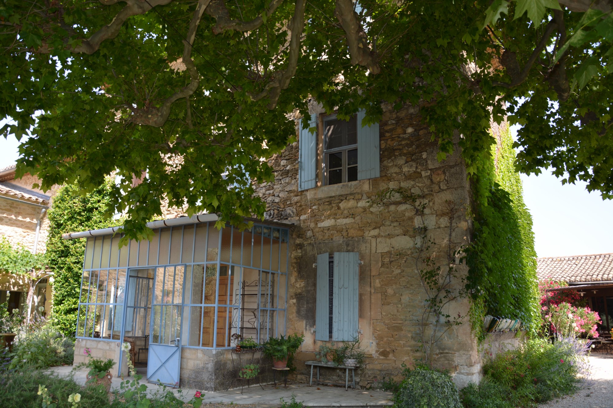 Luberon - Grand mas avec plusieurs dépendances.   