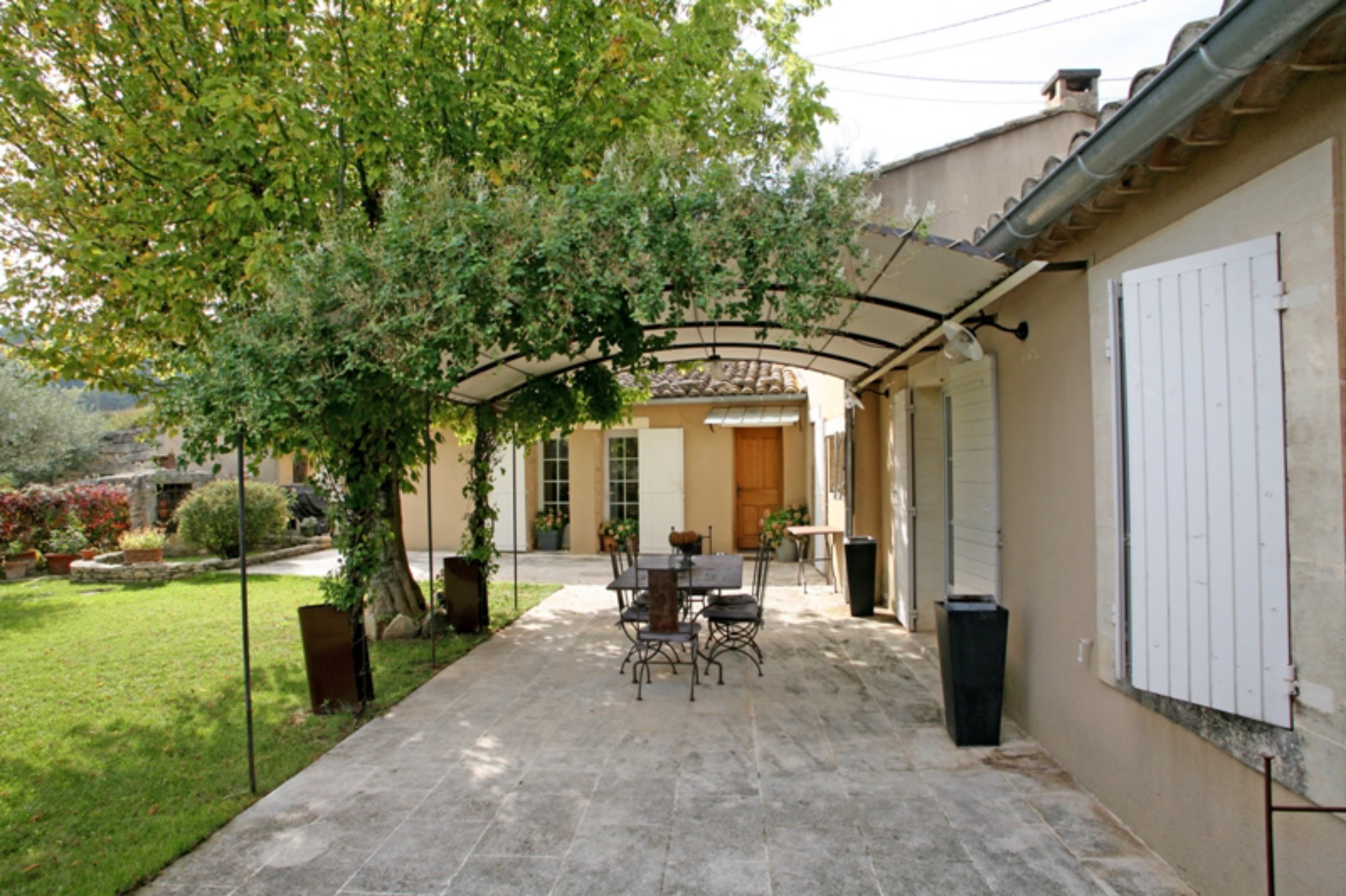 A vendre, en Luberon,  dans un environnement calme et champêtre, belle villa comfortable avec piscine.   