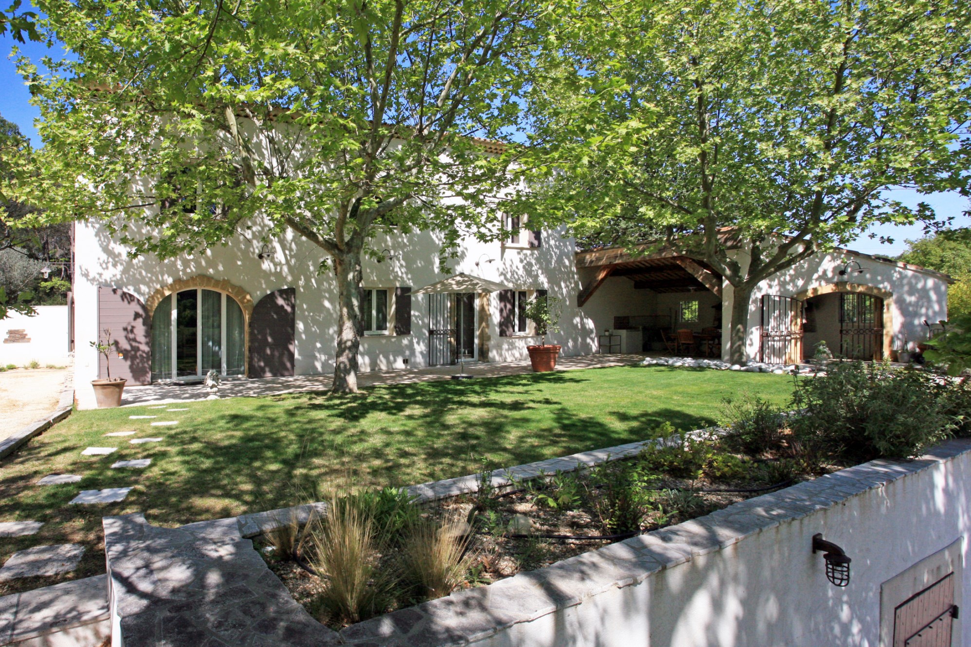 Sud Luberon,  proche Aix en Provence et proche du centre d'un village, à vendre,  propriété contemporaine sur 4 hectares