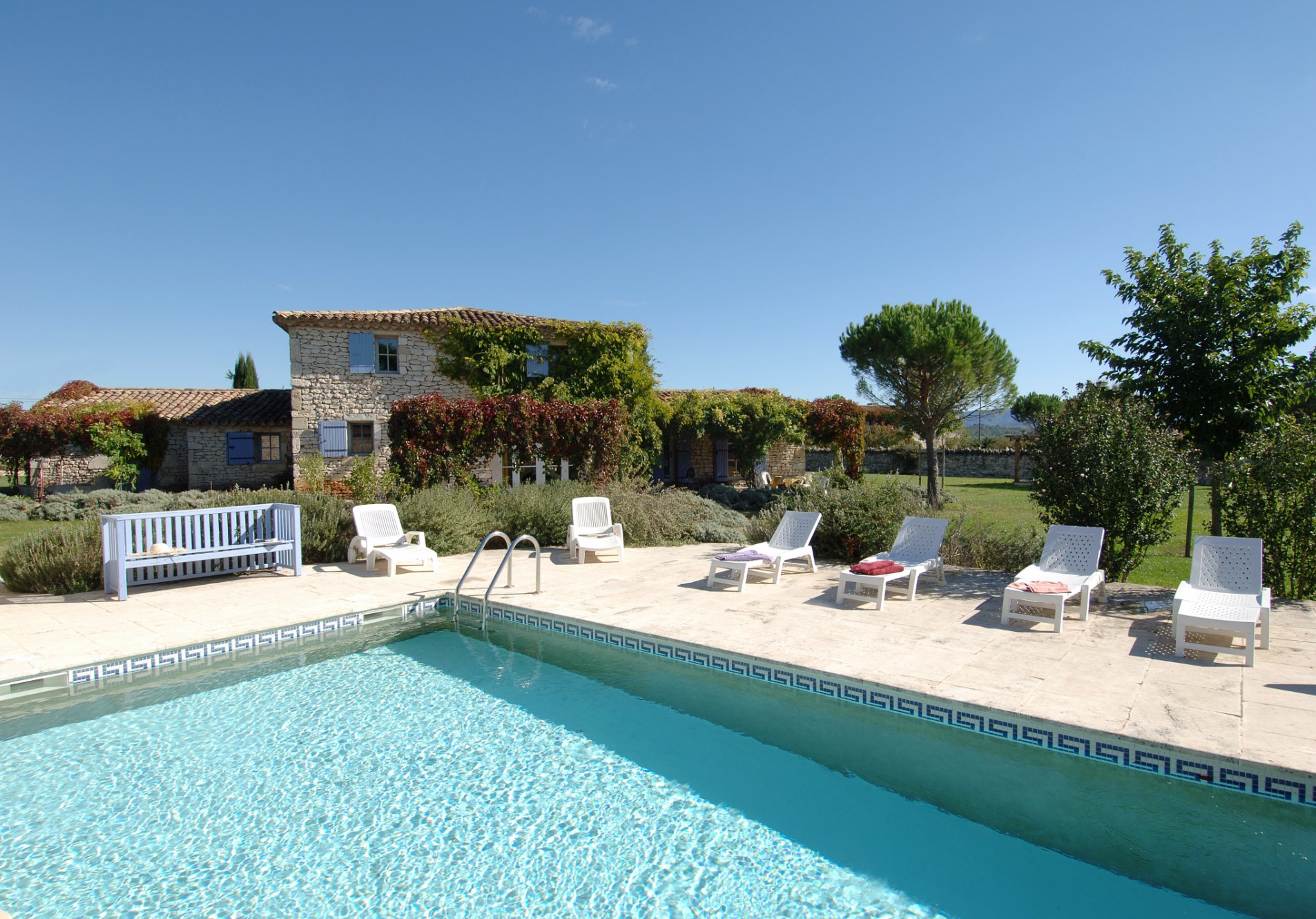 Entre Goult et Gordes, à vendre, à quelques minutes des commerces, maison en pierres avec piscine 