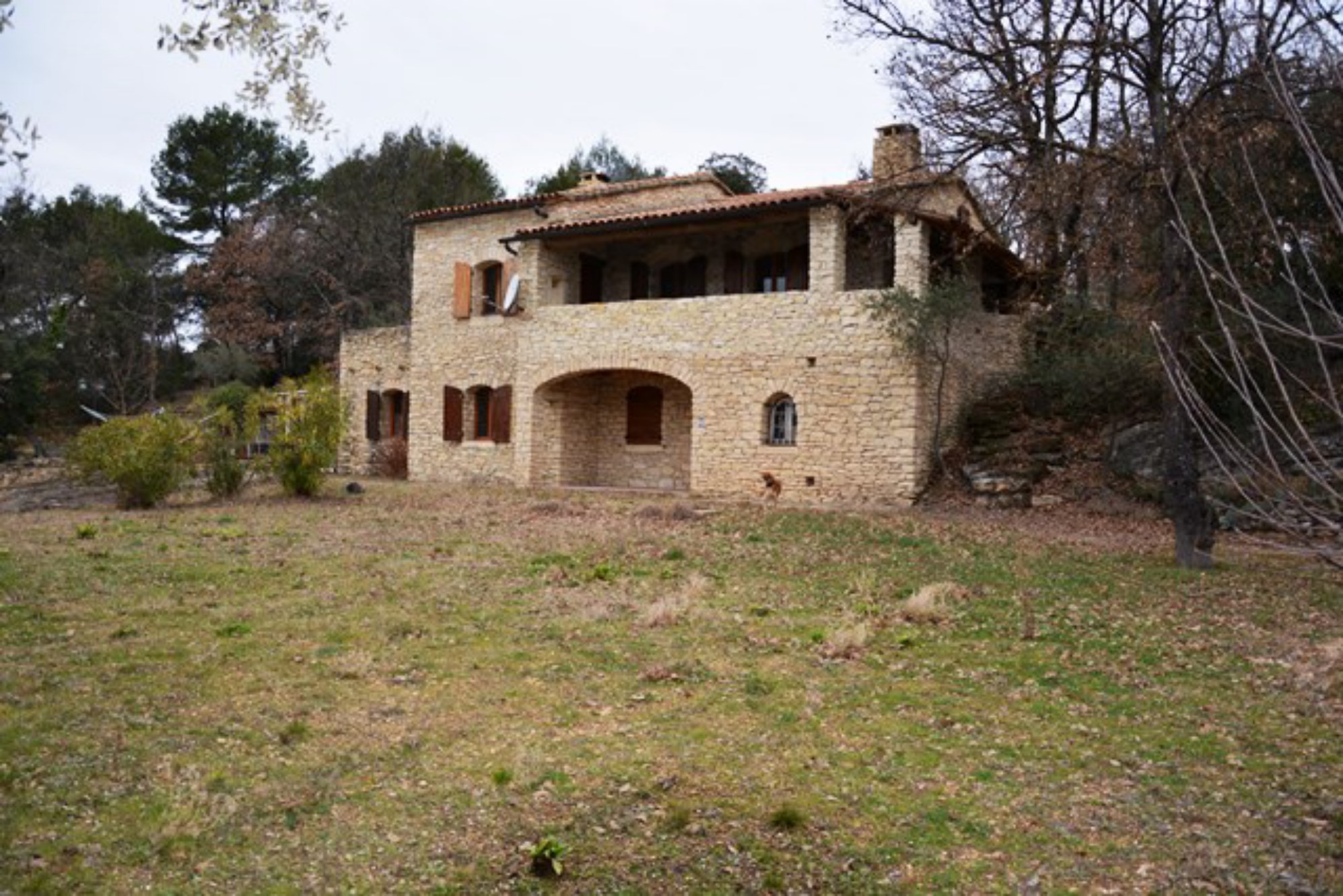 A Gordes, en vente,  maison d'architecte avec terrasses et jardin  