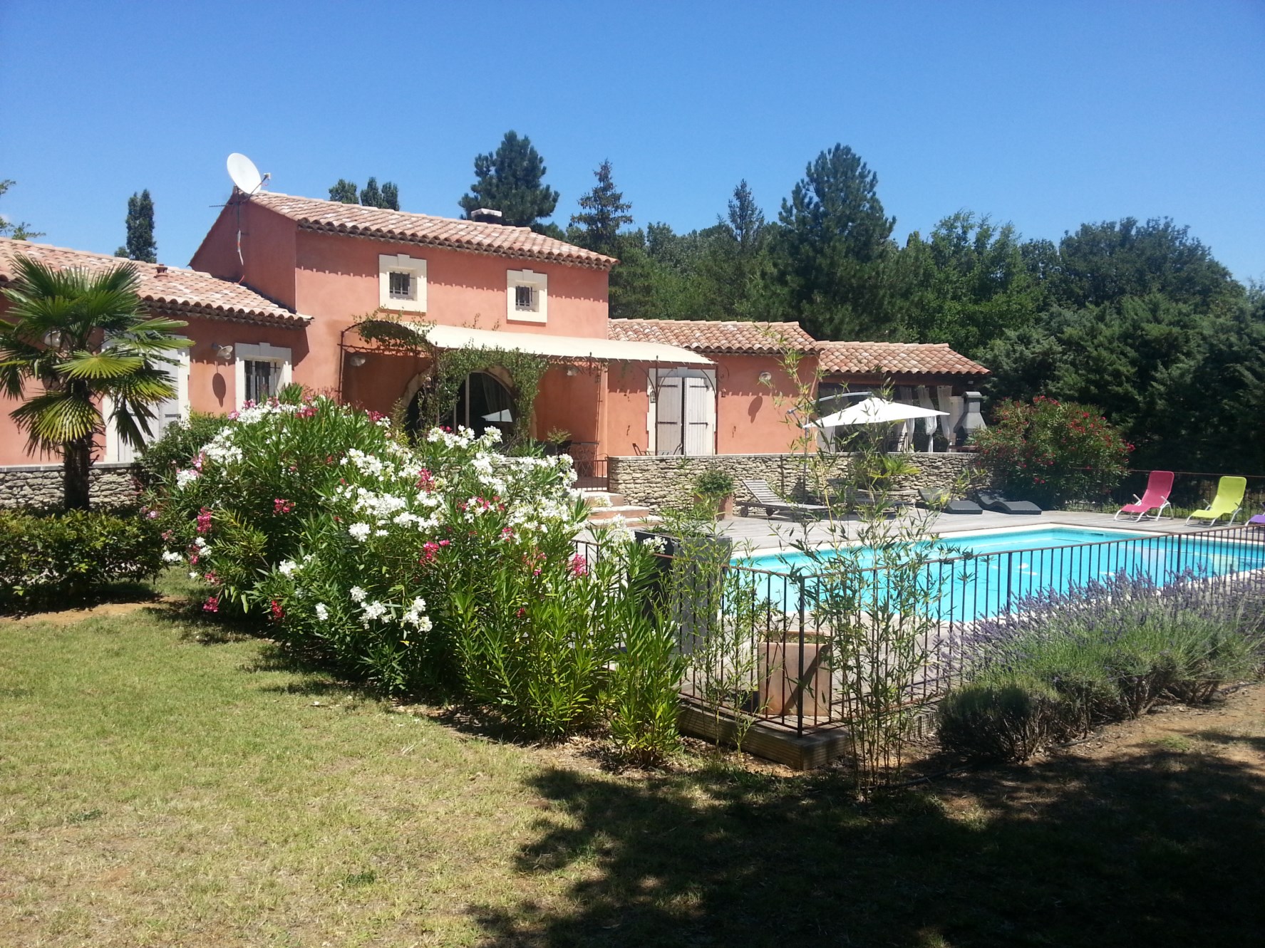 Villa traditionnelle avec piscine à vendre dans le Luberon