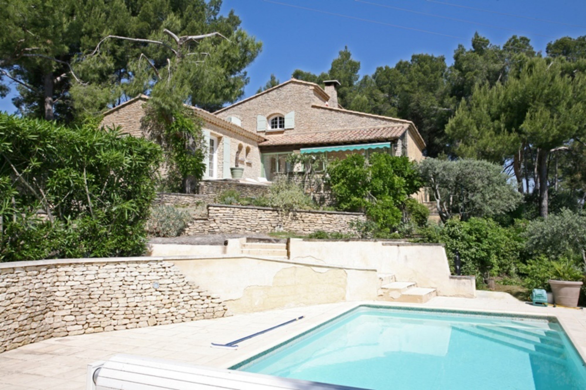 A vendre dans le Comtat Venaissin,  proche d'Avignon, maison en pierres de Gordes,  construite sur un promontoire lui offrant une superbe vue dégagée  avec jardin et piscine