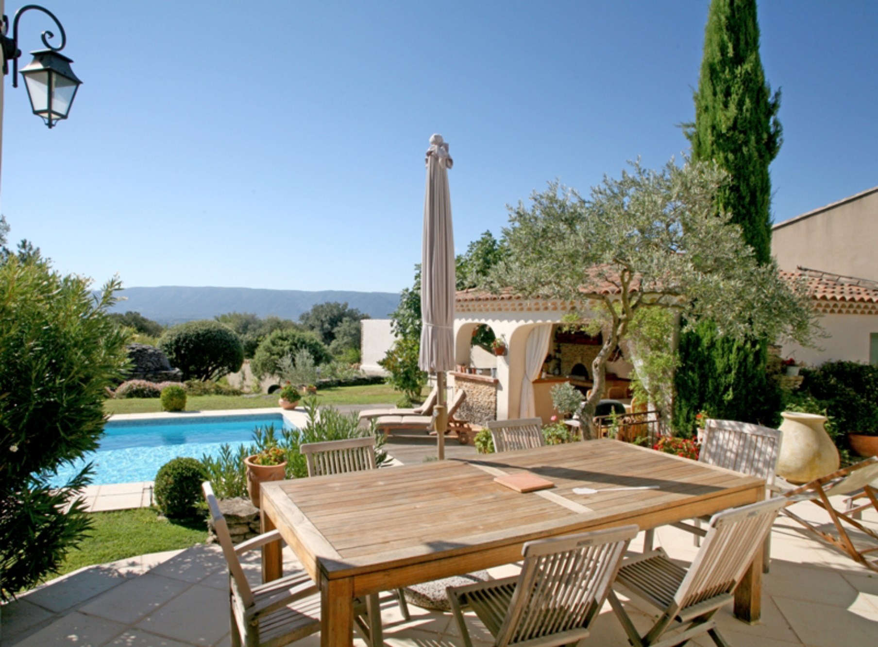 A proximité de Gordes en Luberon,  à vendre, jolie maison avec terrasse, jardin et piscine, face au Luberon, avec vue dégagée  