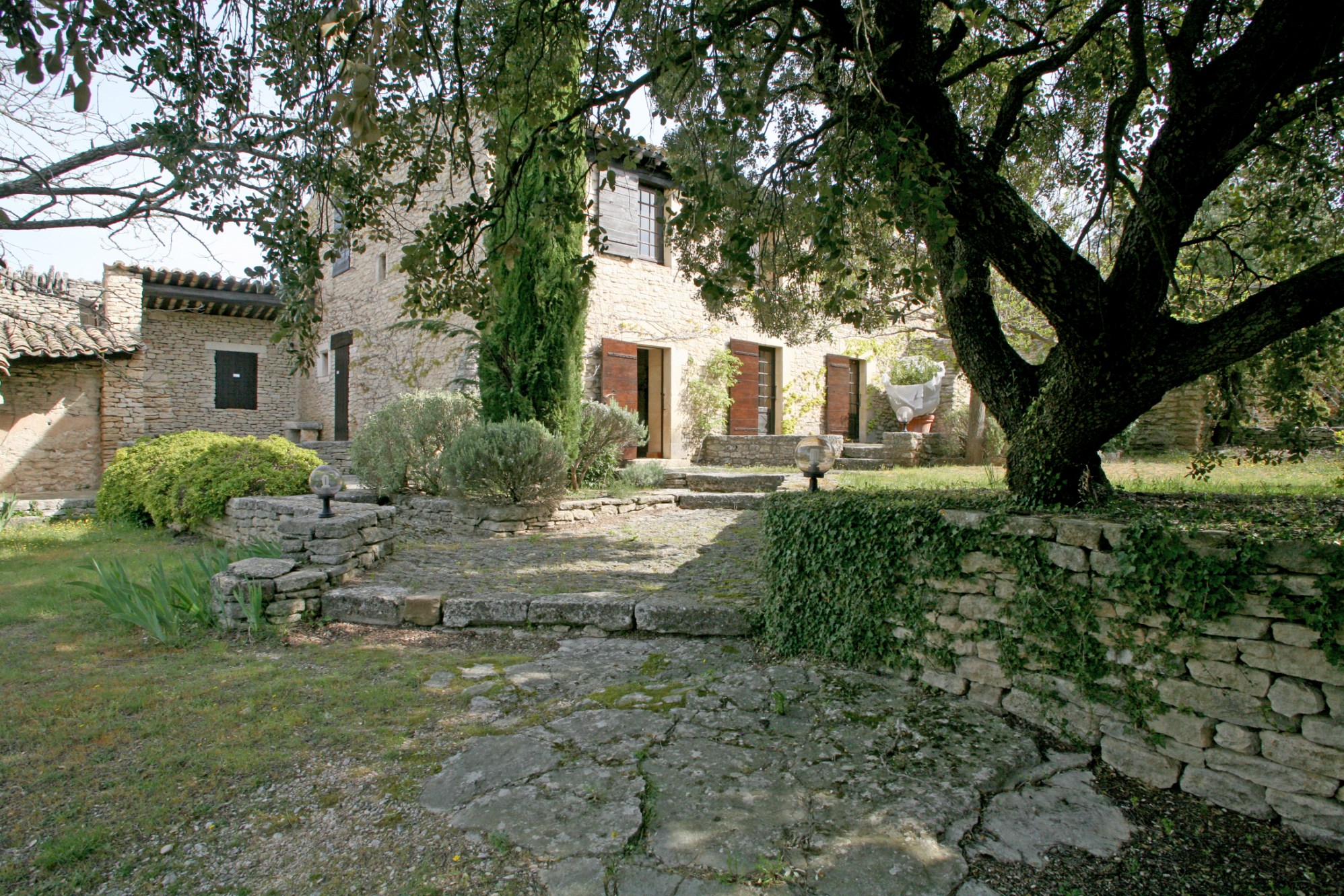 En vente, en Luberon,  dans un parc naturel préservé, propriété en 2 parties pouvant être reliées,  avec piscine 