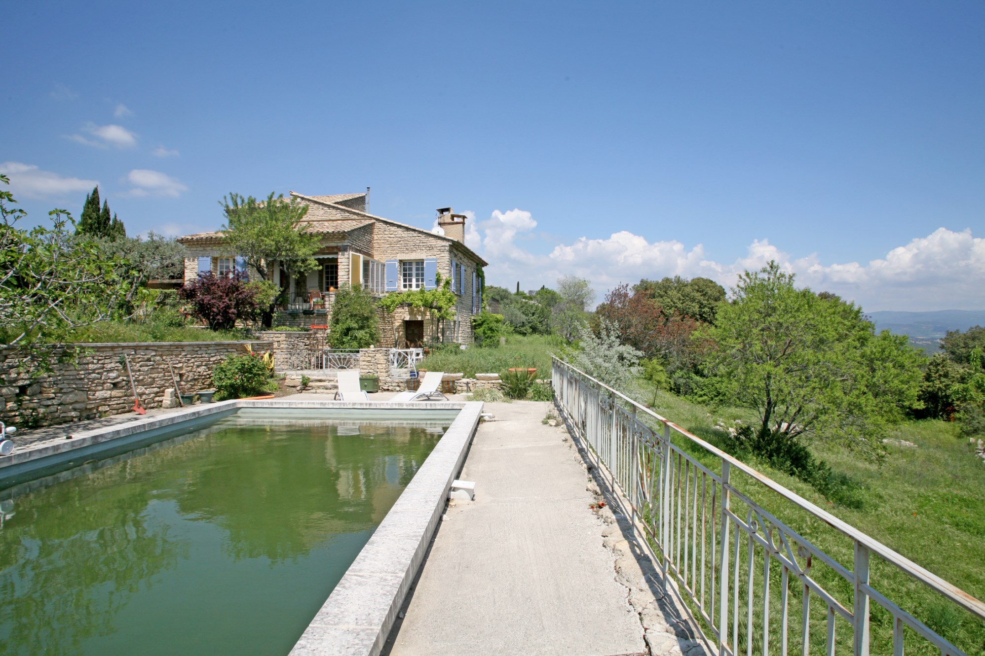 Maison en pierre avec piscine à vendre en Provence