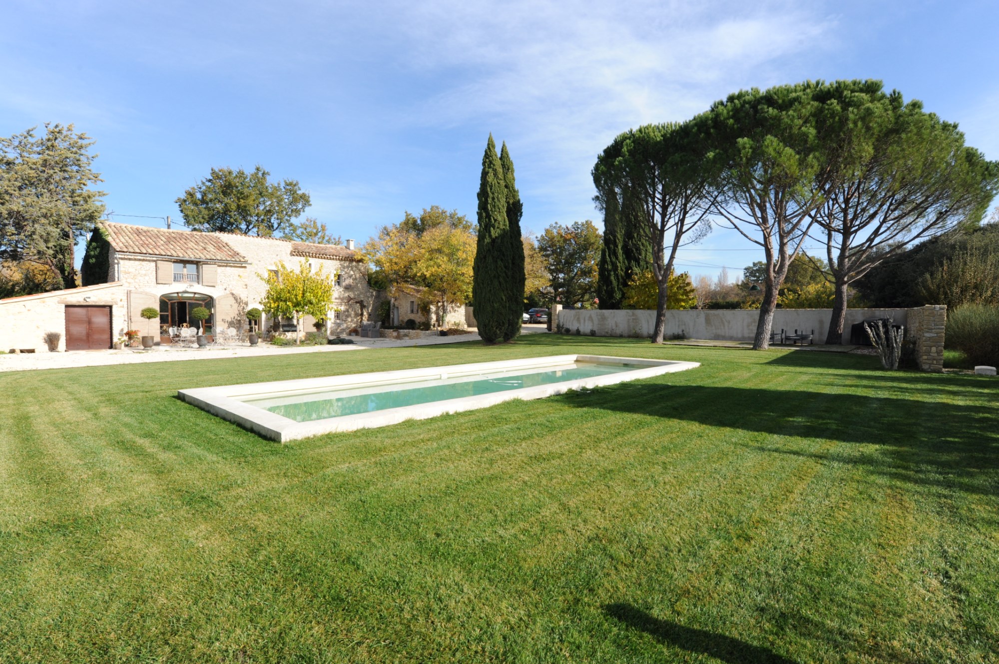 Entre Monts de Vaucluse et Luberon, en vente, mas en pierres rénové avec parc arboré 