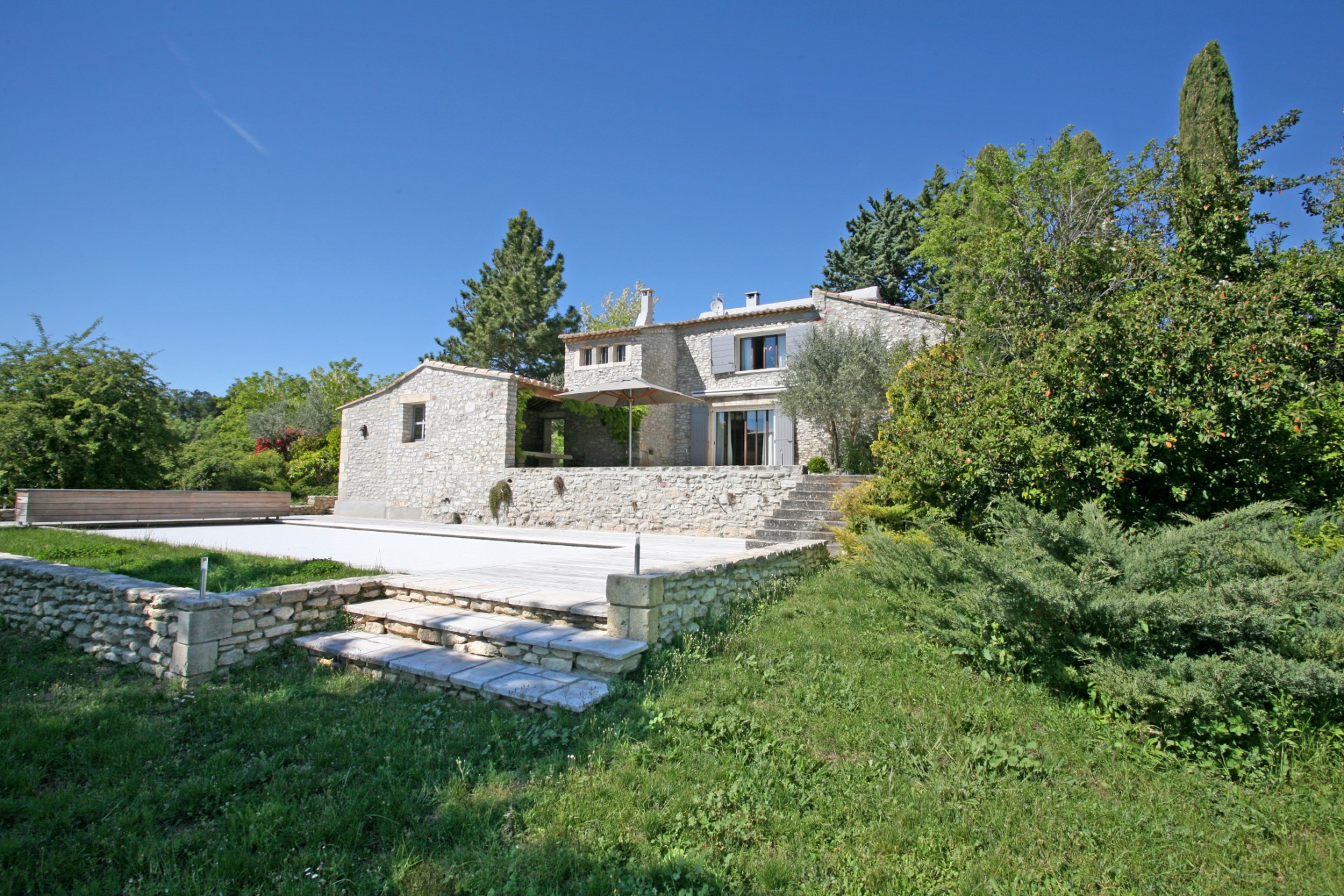 mas ancien rénové avec piscine, studio et très belle vue sur le Luberon                                                                                                                   