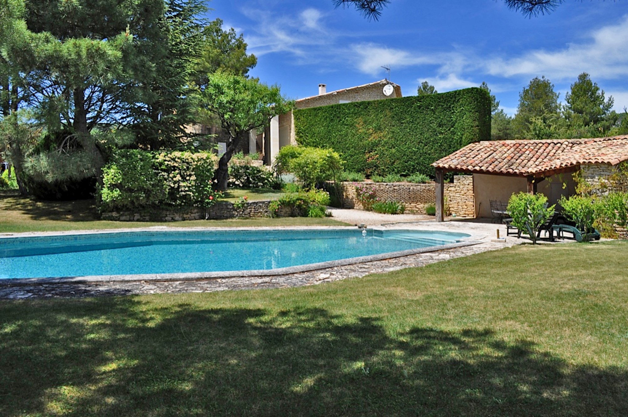 Luberon, en vente, maison d'architecte en pierre,   avec piscine et vue sur 3,5 hectares 