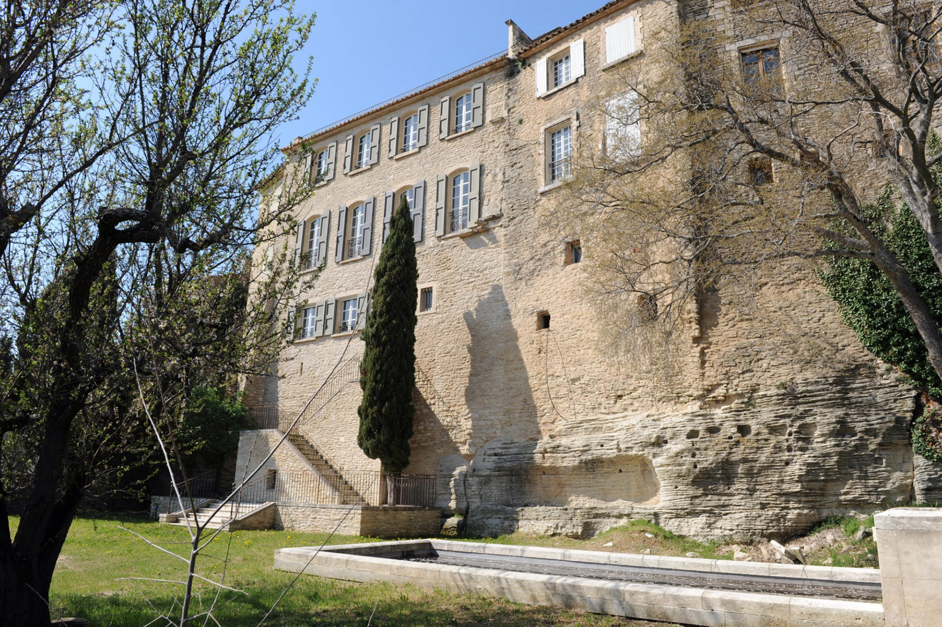 A Gordes, en vente,  au coeur du village, dominant la vallée, les villages, les hameaux et le Luberon,  exceptionnel Hôtel particulier Renaissance ayant préservé toute son authenticité. 
