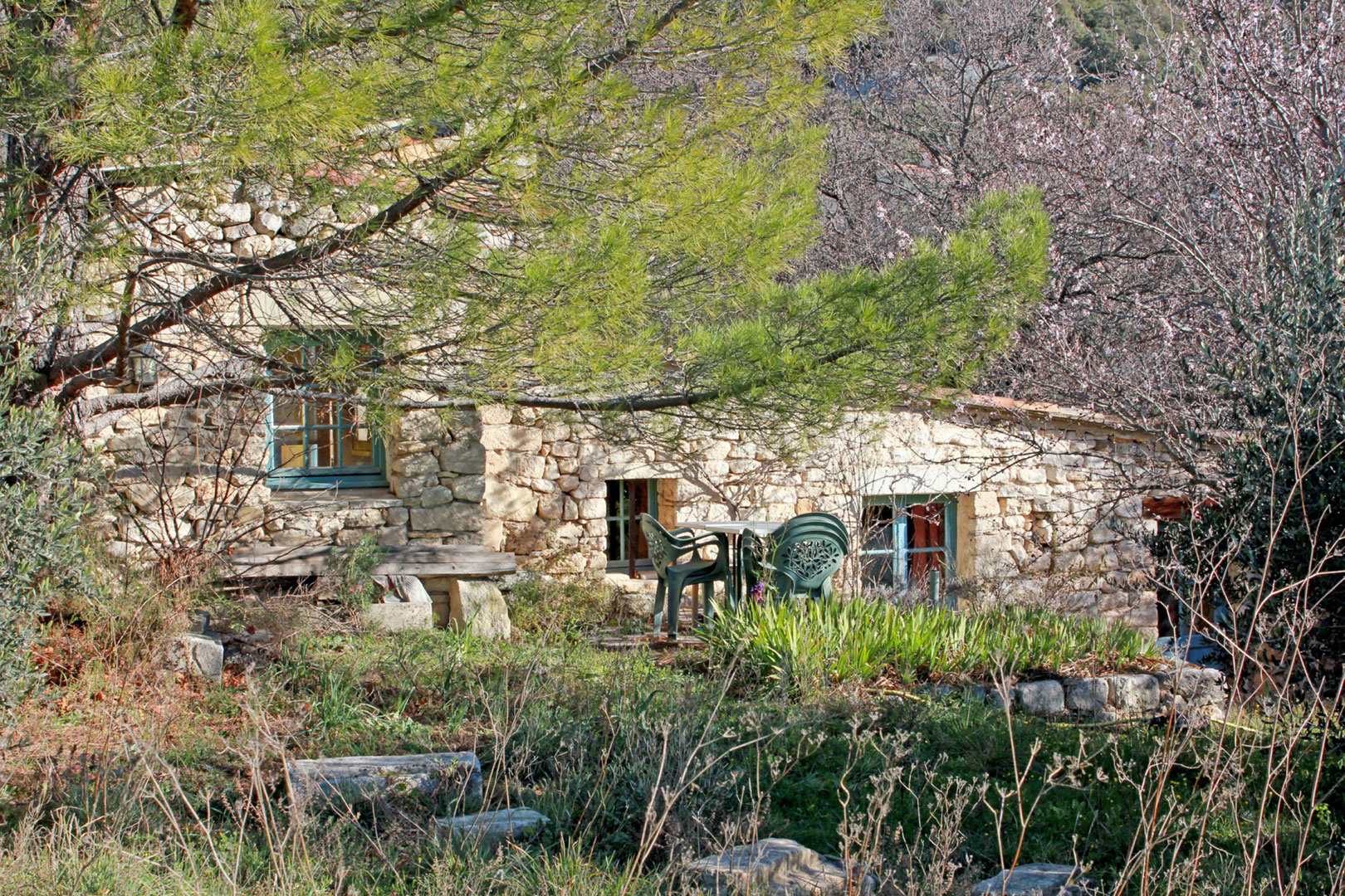 Maison de village sur très beau terrain    à vendre au cœur du Luberon