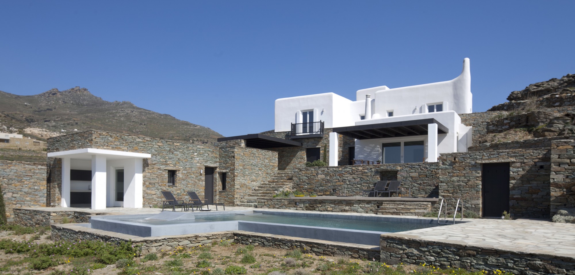 En Grèce, à vendre,  villa d'architecte au sein d'une péninsule de 11,5 hectares avec vue  