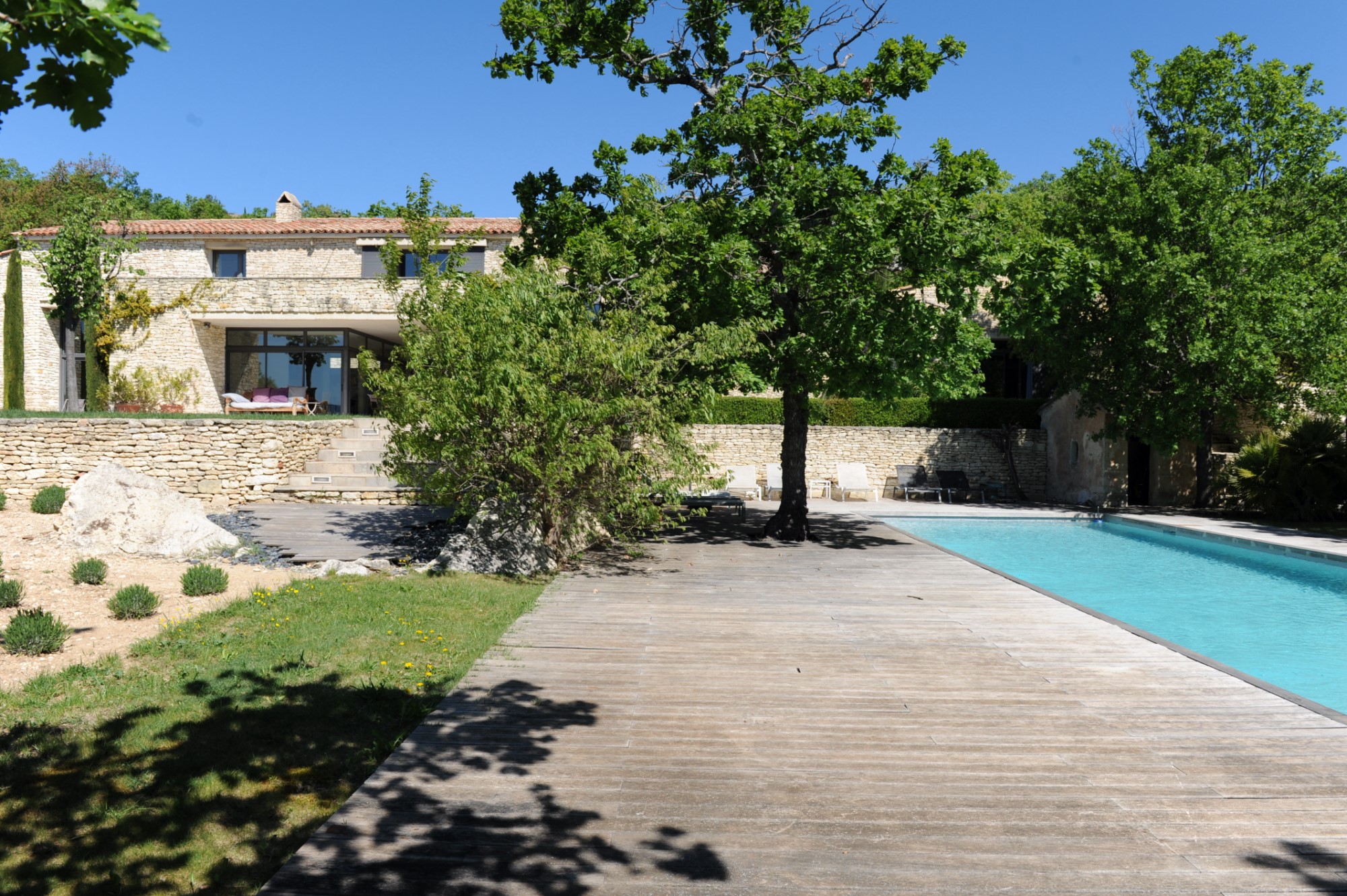 Maison contemporaine avec dépendances à Gordes