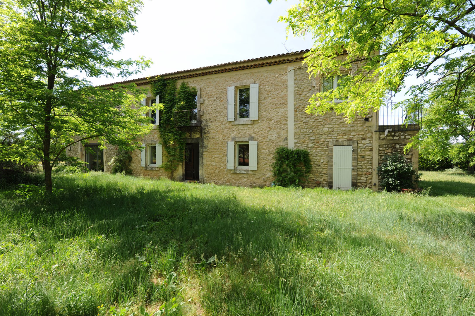 Dans le Parc du Luberon, mas provençal à rénover, avec jardin et piscine  