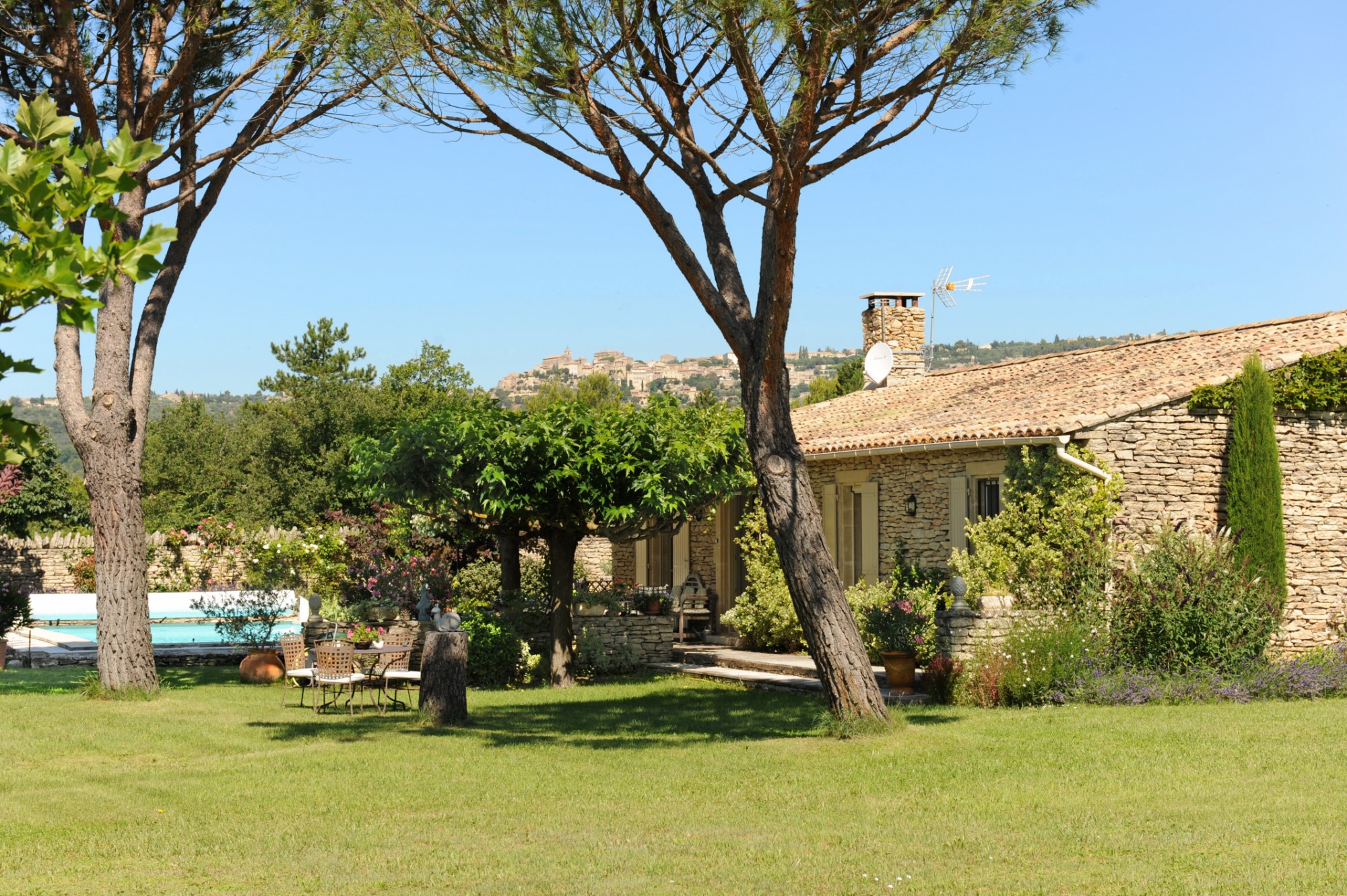 A vendre, à Gordes,  maison en pierres de plain pied, avec grand jardin, piscine  