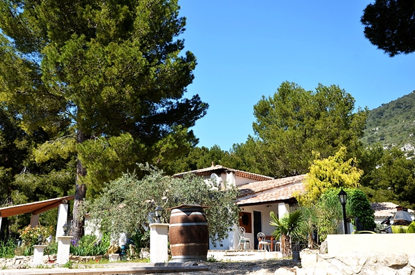 A vendre, dans un site naturel d'exception,  aux portes du Luberon, propriété de 3 maisons avec 2 piscines et vue   