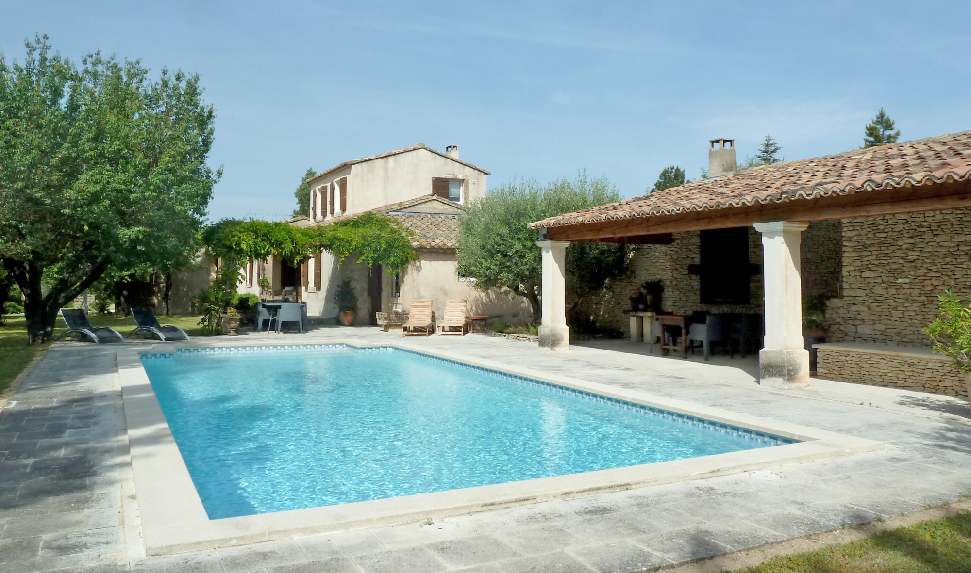 A vendre, maison de charme en pierre rénovée avec maison d'amis, 2 piscines et vue