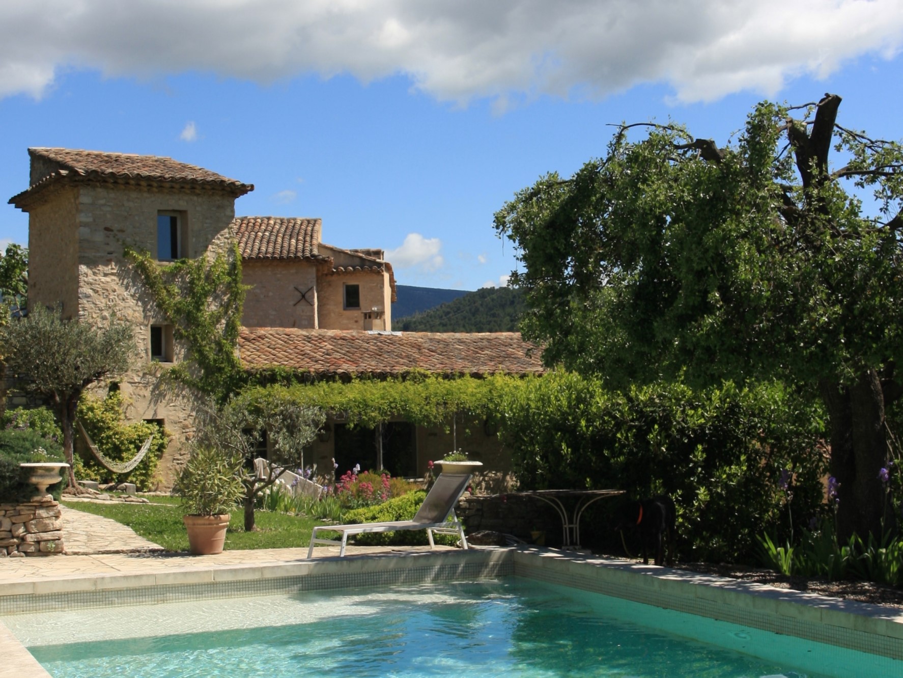 Hameau privé restauré et plein de charme à vendre dans le Luberon