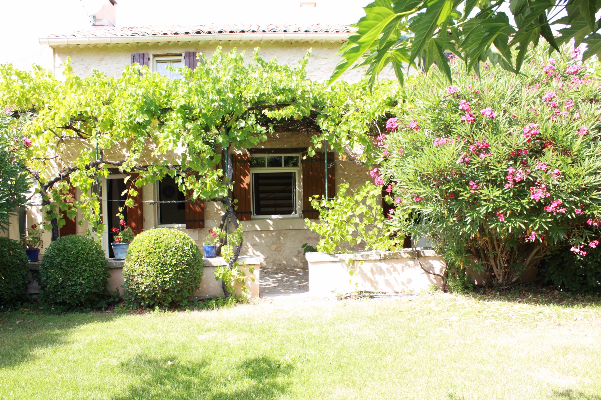 A vendre au coeur du Luberon, maison de hameau avec beau jardin   