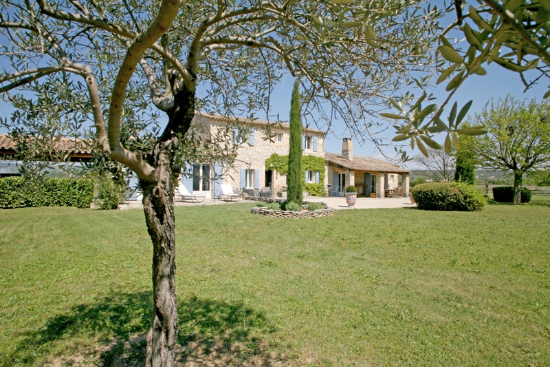 Dans la plaine de Gordes, en vente,  beau mas en pierres avec vue splendide sur le Luberon 
