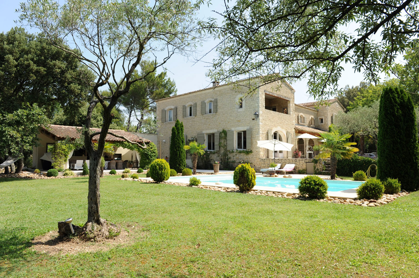 Maison en pierre rénovée avec vue sur le Luberon et les Alpilles   sur 1.2 hectares