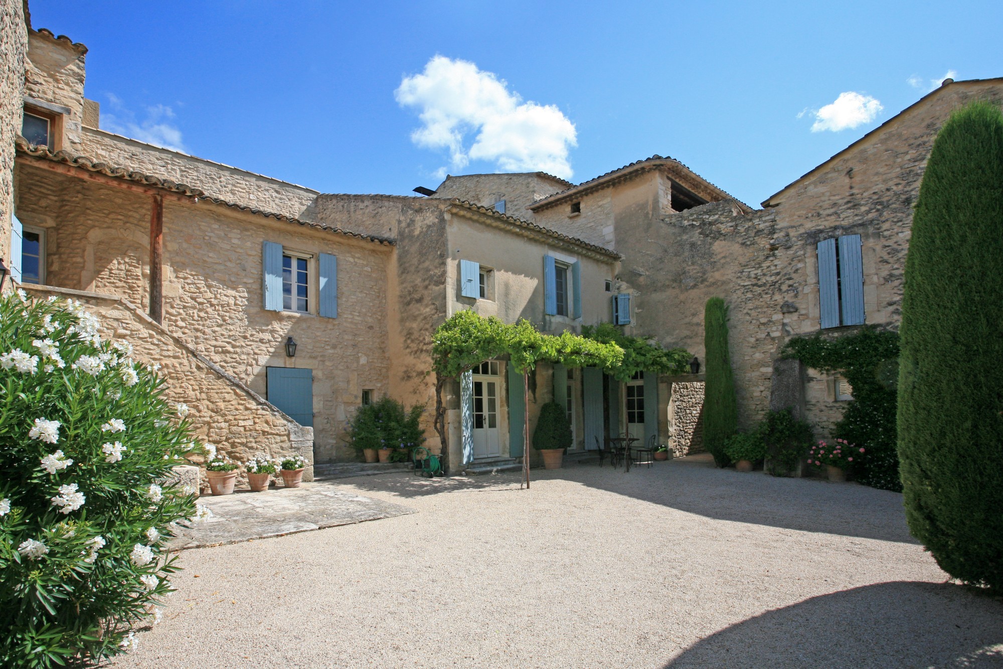 Luberon - Propriété avec piscine et tennis   