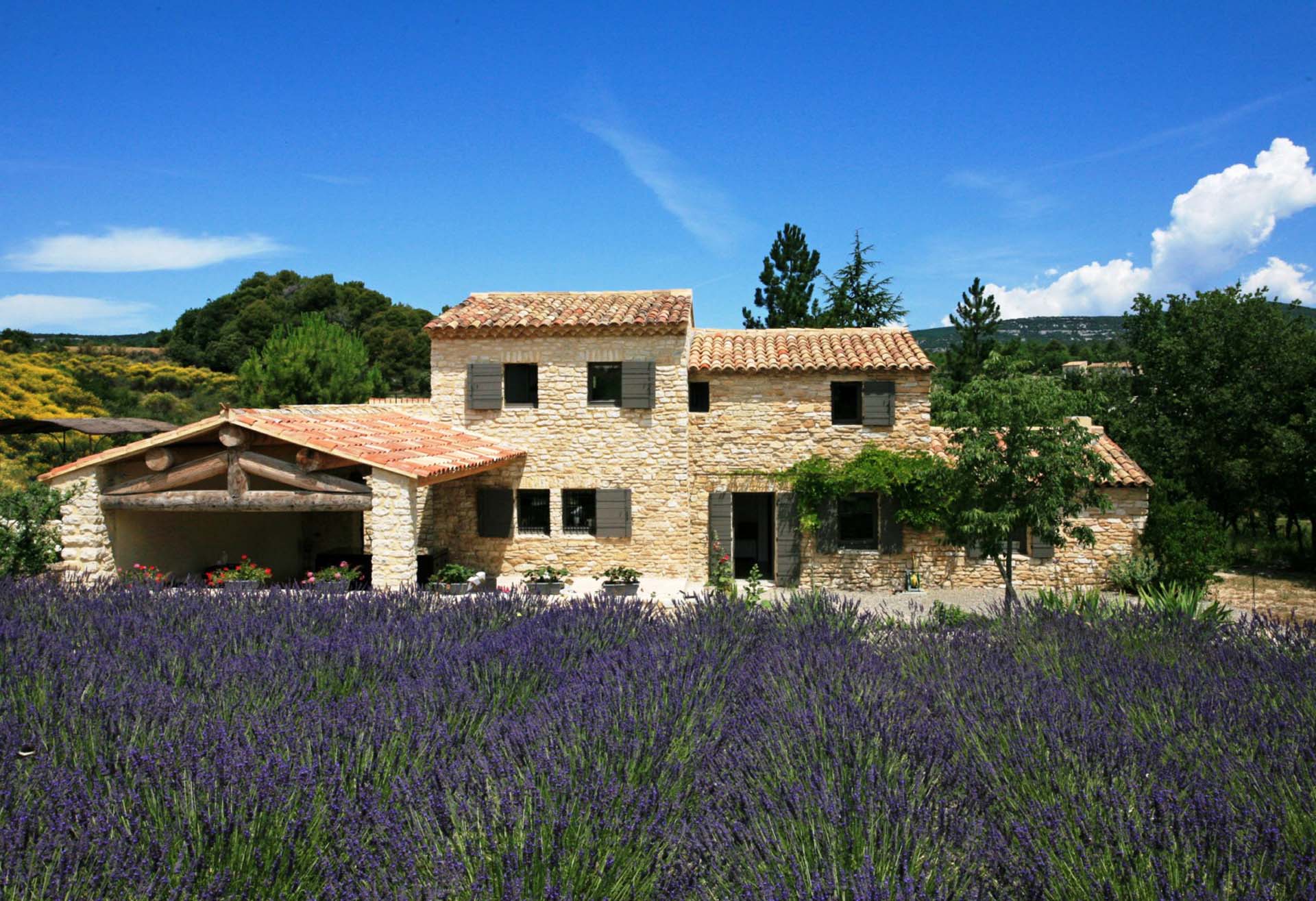 Luberon, maison en pierres apparentes et tuiles anciennes