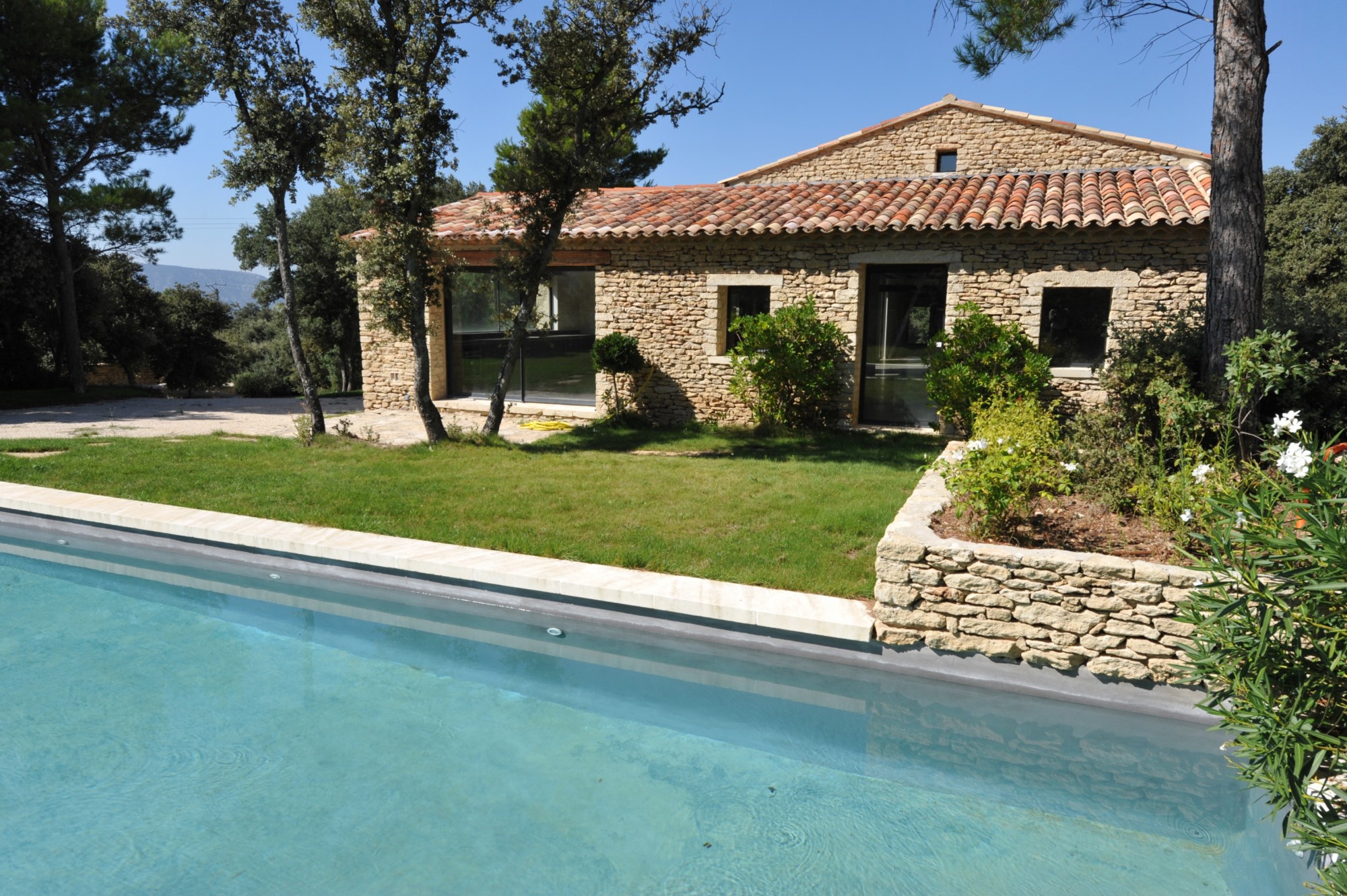 Maison contemporaine avec piscine à vendre à Gordes