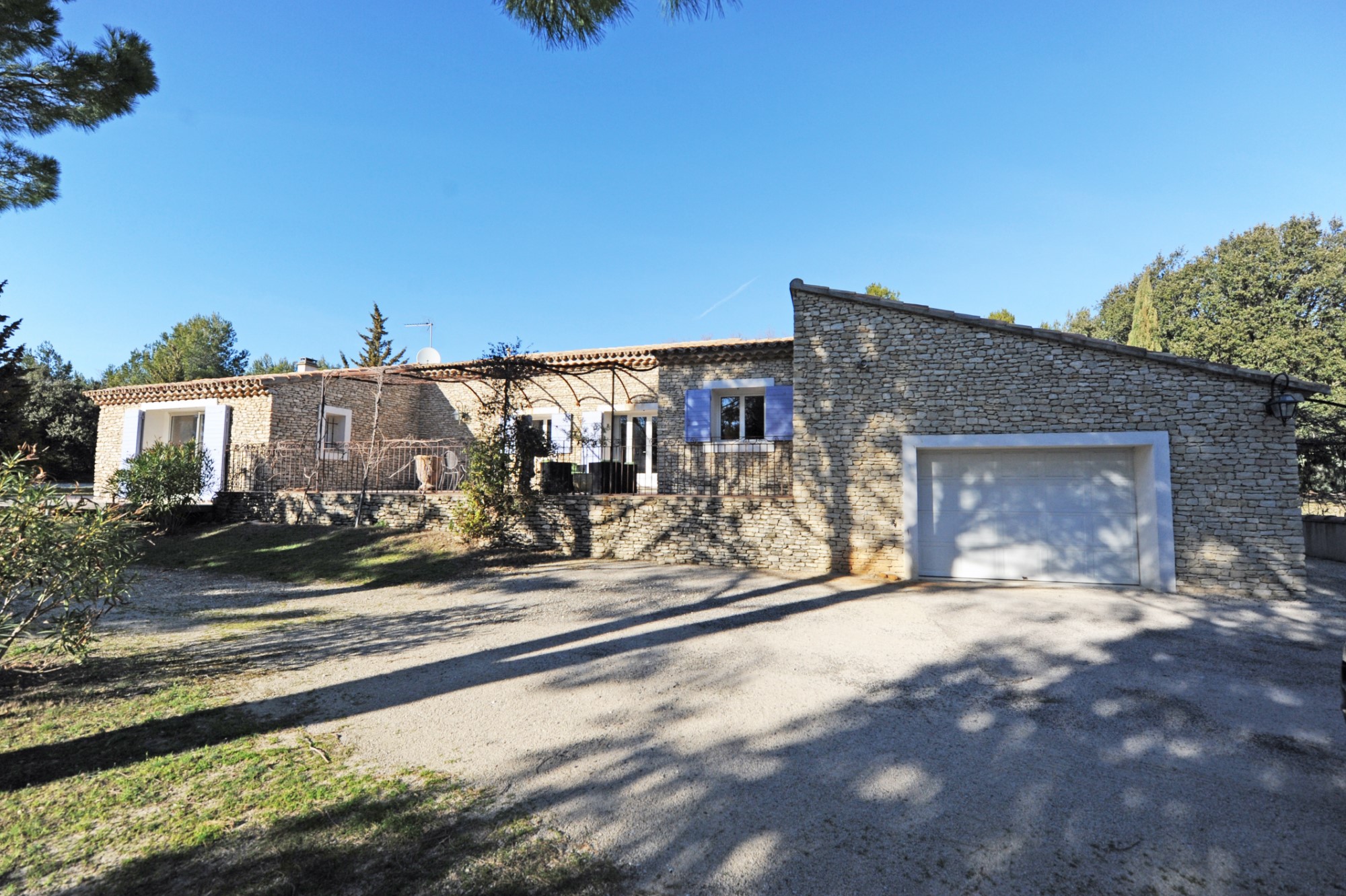 Maison avec atelier et piscine aux Pays de Sorgue
