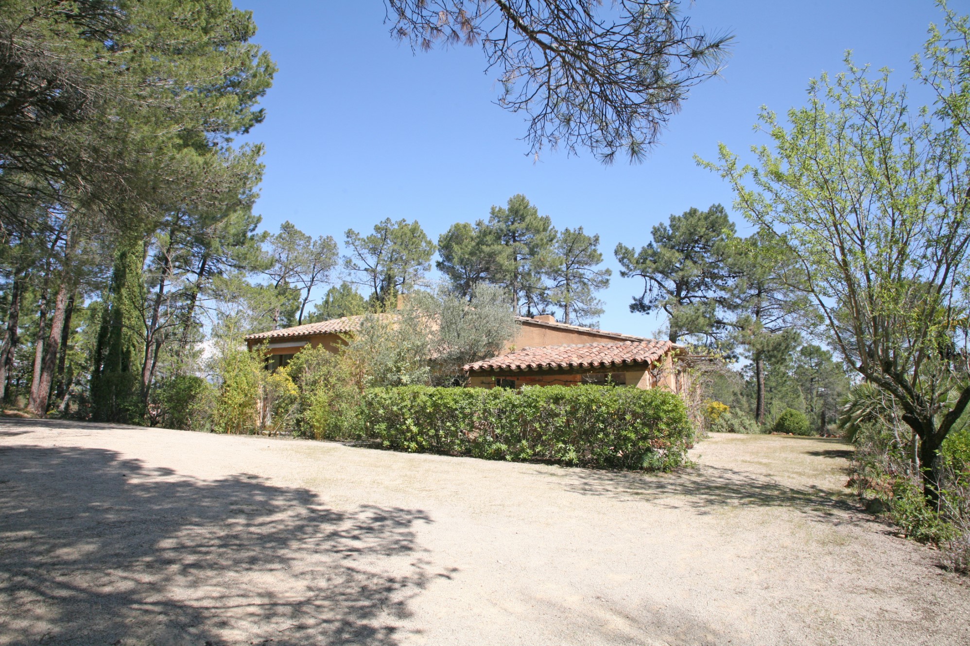 A quelques minutes du village de Gordes, en position dominante et bénéficiant de vues sur le Luberon et les Alpilles, maison de charme en pierres totalement rénovée   maison contemporaine sur deux hectares avec belles vues