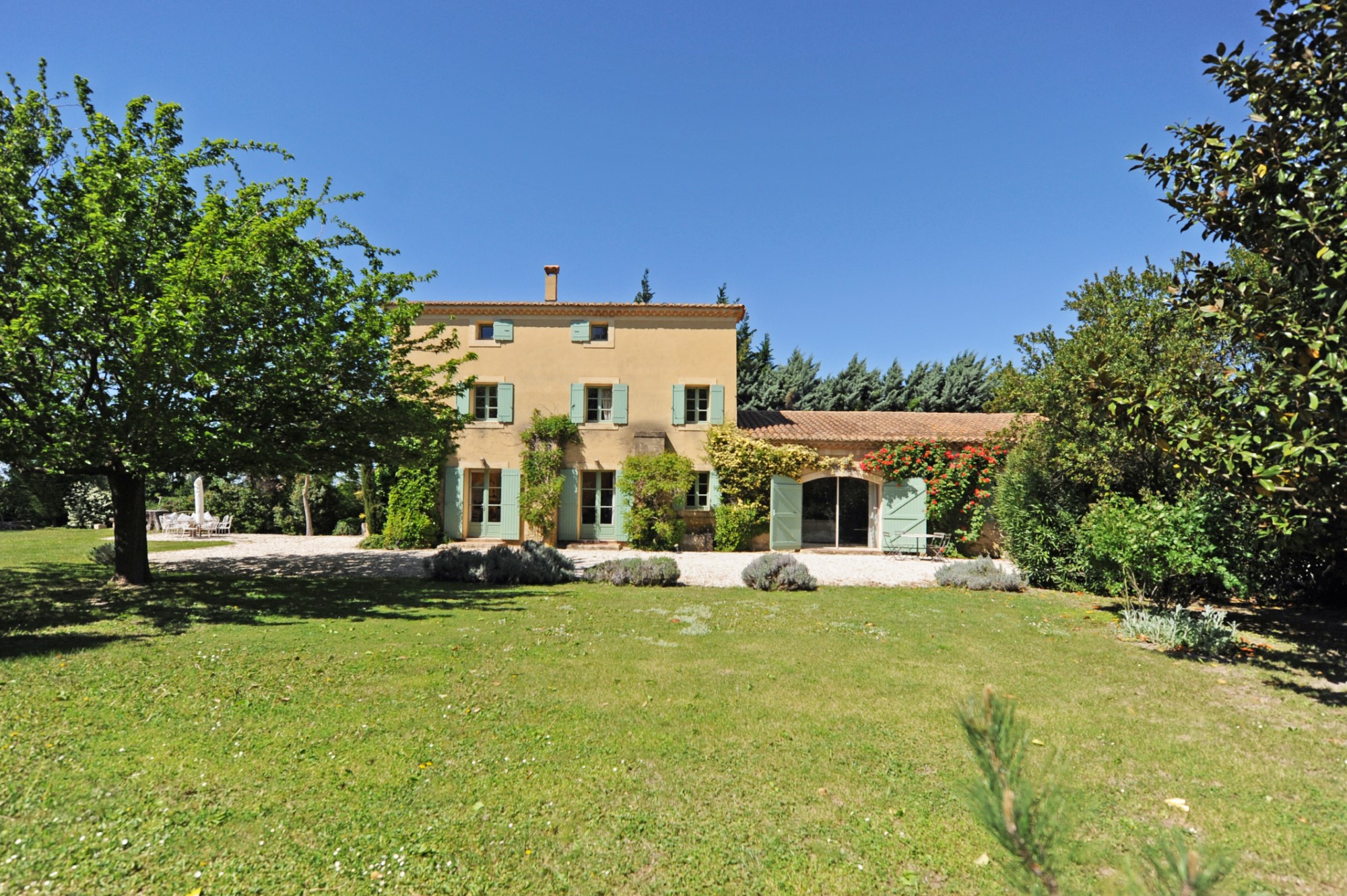 Mas rénové en bordure de Sorgue en Provence