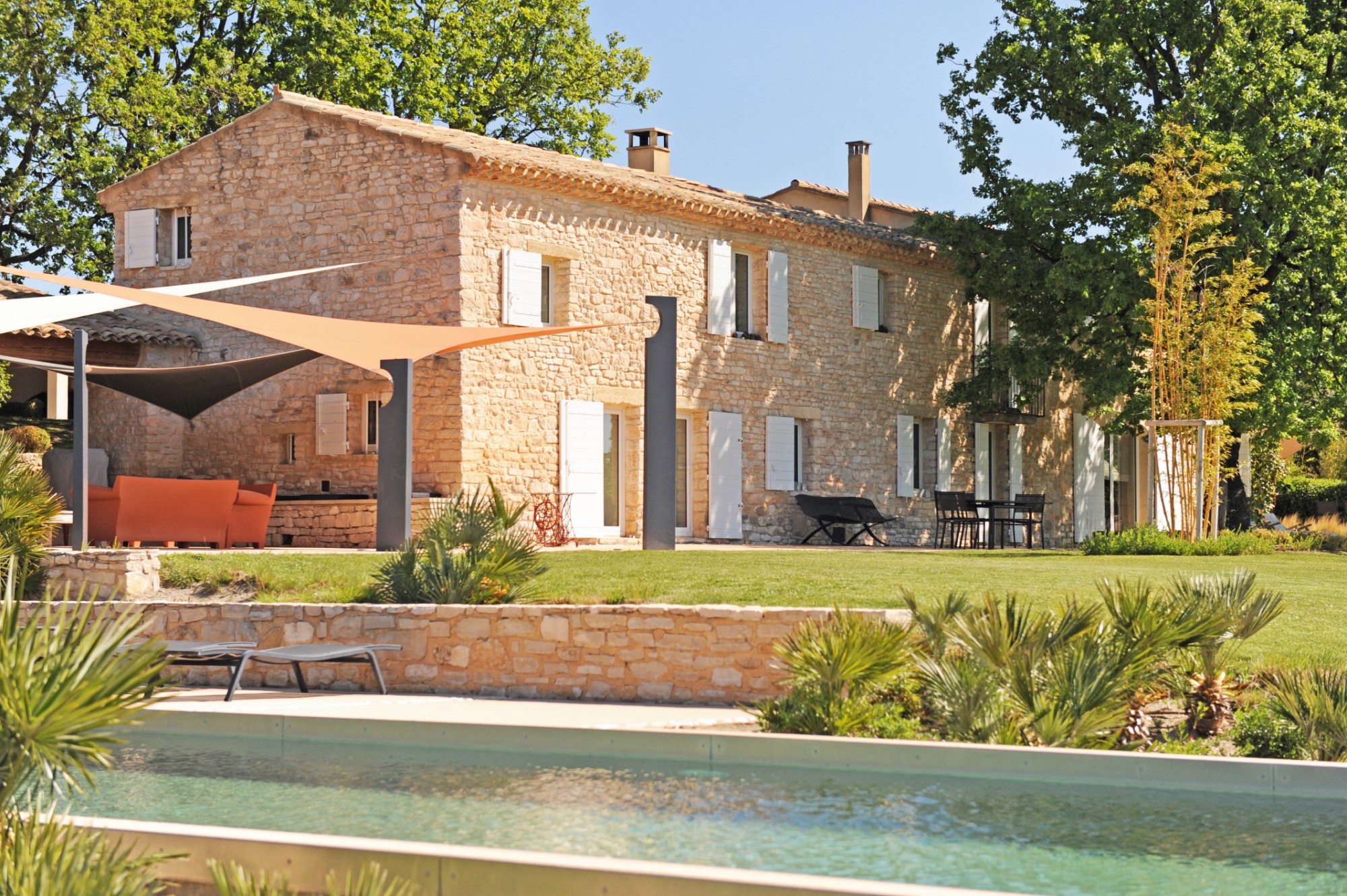 exceptionnelle propriété d'agrément avec dépendances sur 9,5 hectares face au Luberon   