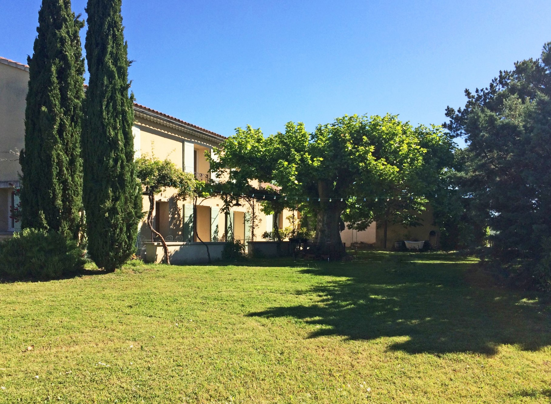 Comtat Venaissin,   proche Luberon, mas de 1840 avec 2 gites et piscine sur un large terrain