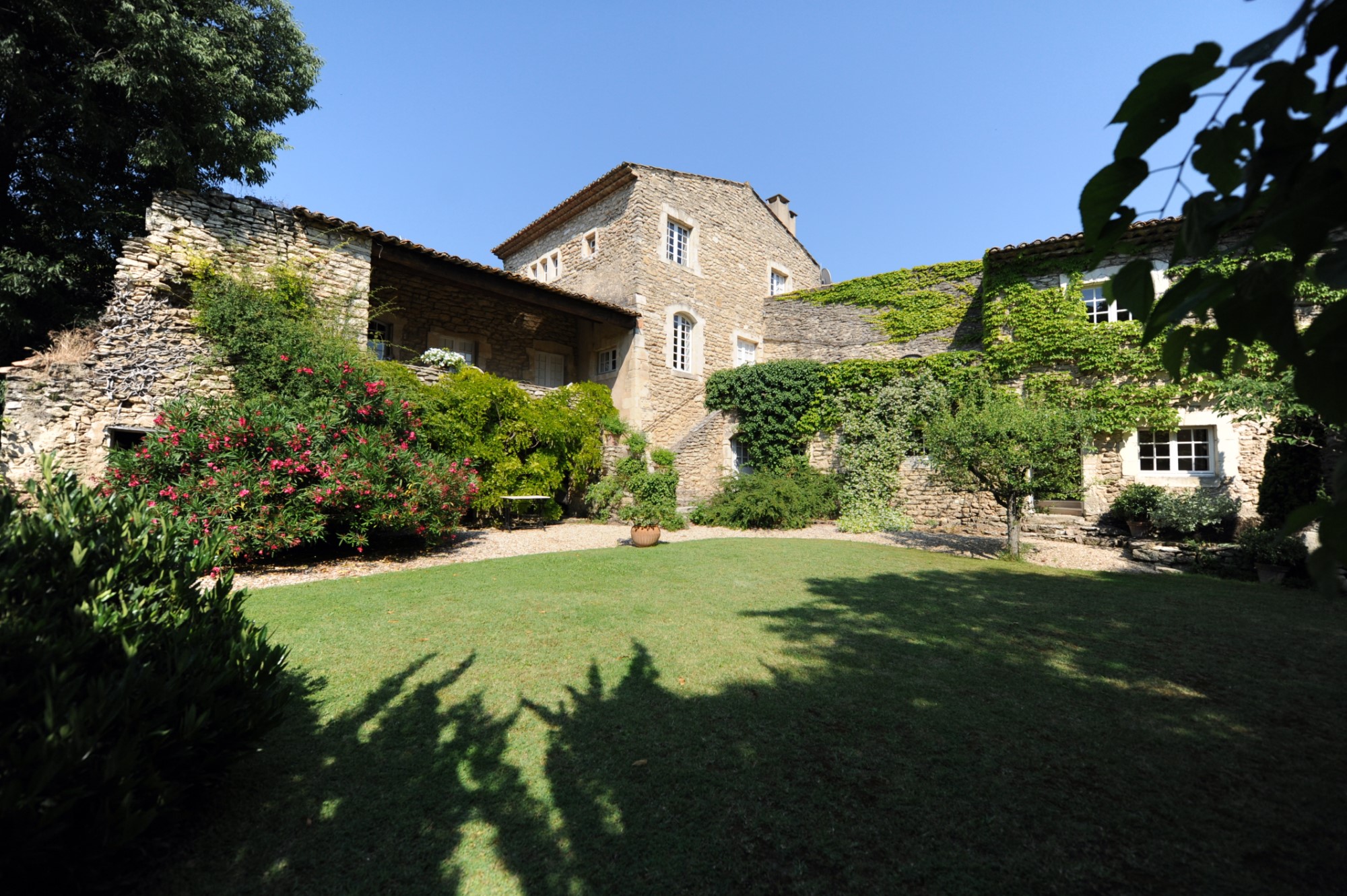 A vendre à Gordes, maison de charme avec piscine et vues   